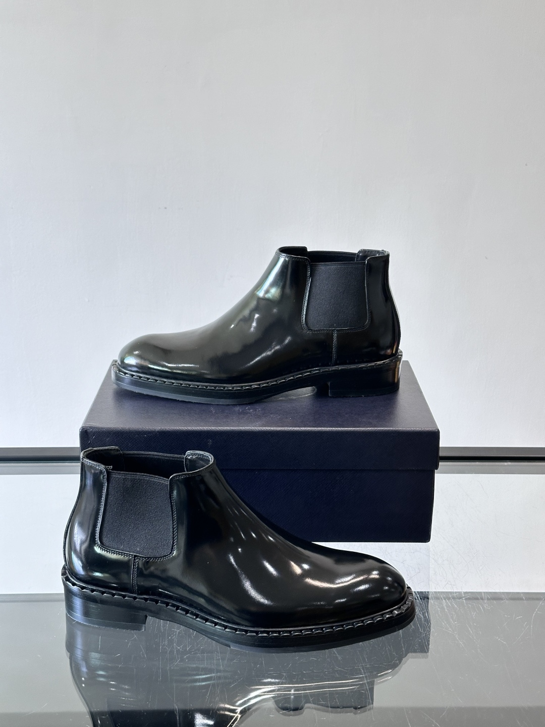 Prad*男士切尔西靴，选用真皮，超有质感，厚底设计增高又舒适。一脚蹬+弹性侧边，穿脱超方便，通勤休闲都