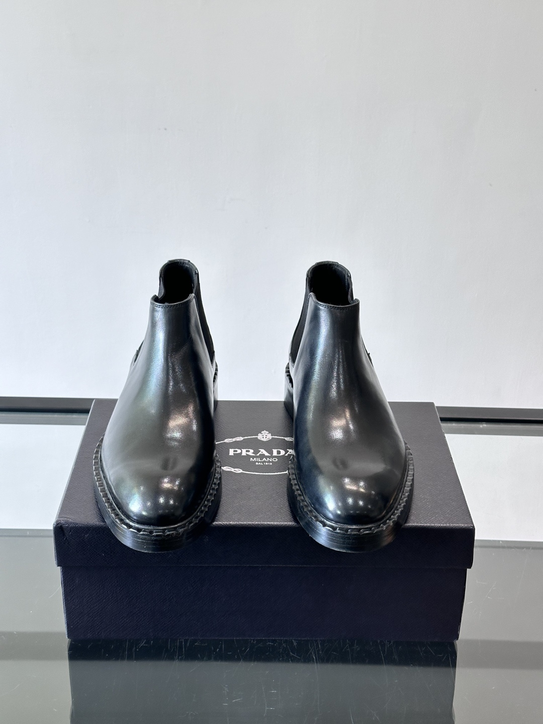 Prad*男士切尔西靴，选用真皮，超有质感，厚底设计增高又舒适。一脚蹬+弹性侧边，穿脱超方便，通勤休闲都