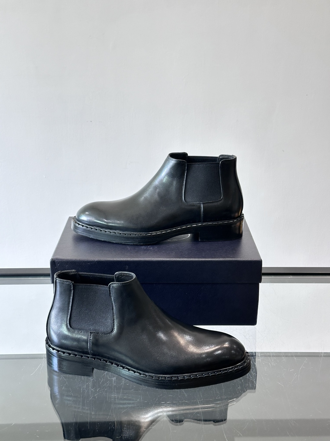 Prad*男士切尔西靴，选用真皮，超有质感，厚底设计增高又舒适。一脚蹬+弹性侧边，穿脱超方便，通勤休闲都