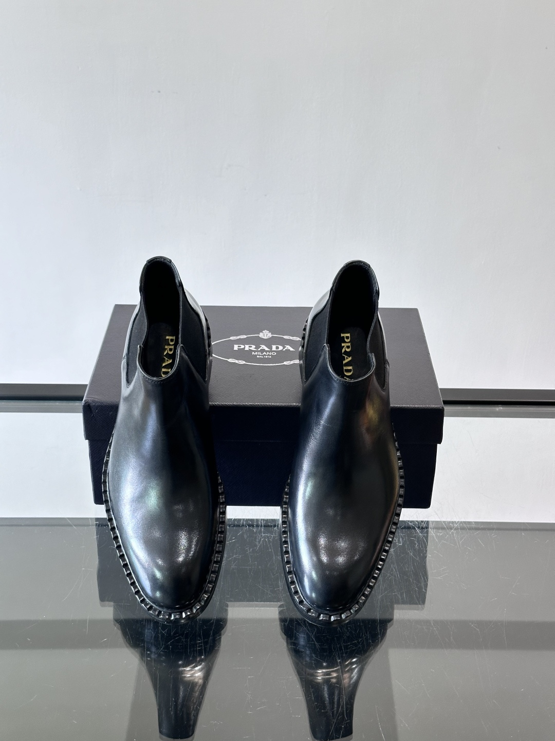 Prad*男士切尔西靴，选用真皮，超有质感，厚底设计增高又舒适。一脚蹬+弹性侧边，穿脱超方便，通勤休闲都