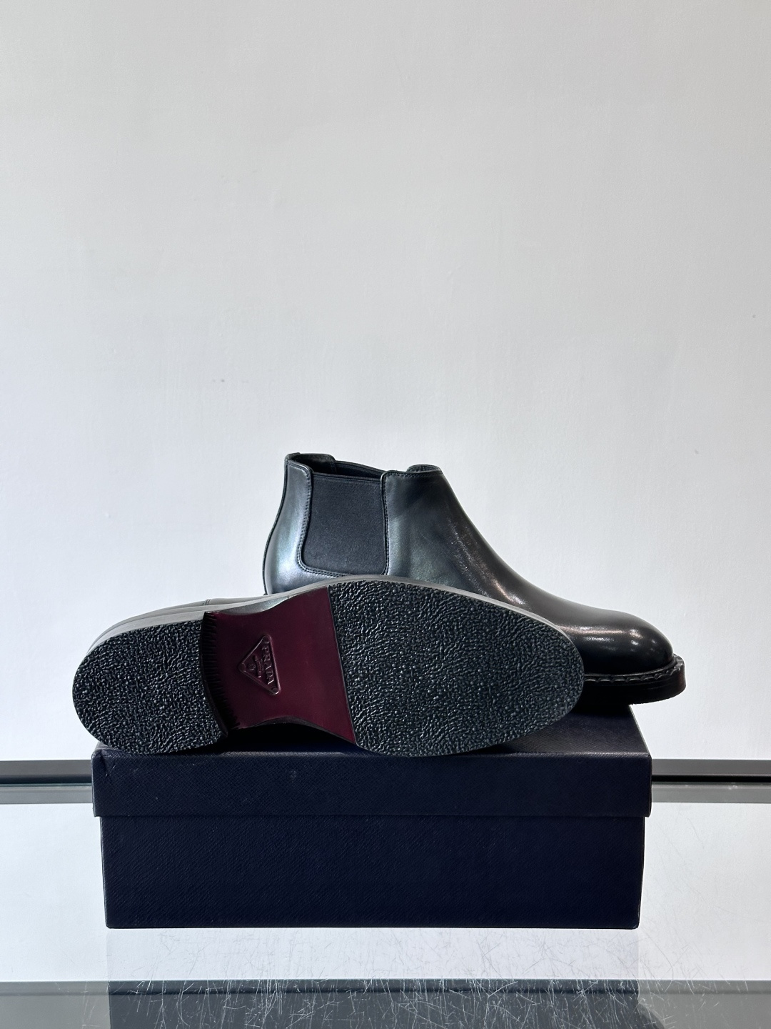 Prad*男士切尔西靴，选用真皮，超有质感，厚底设计增高又舒适。一脚蹬+弹性侧边，穿脱超方便，通勤休闲都