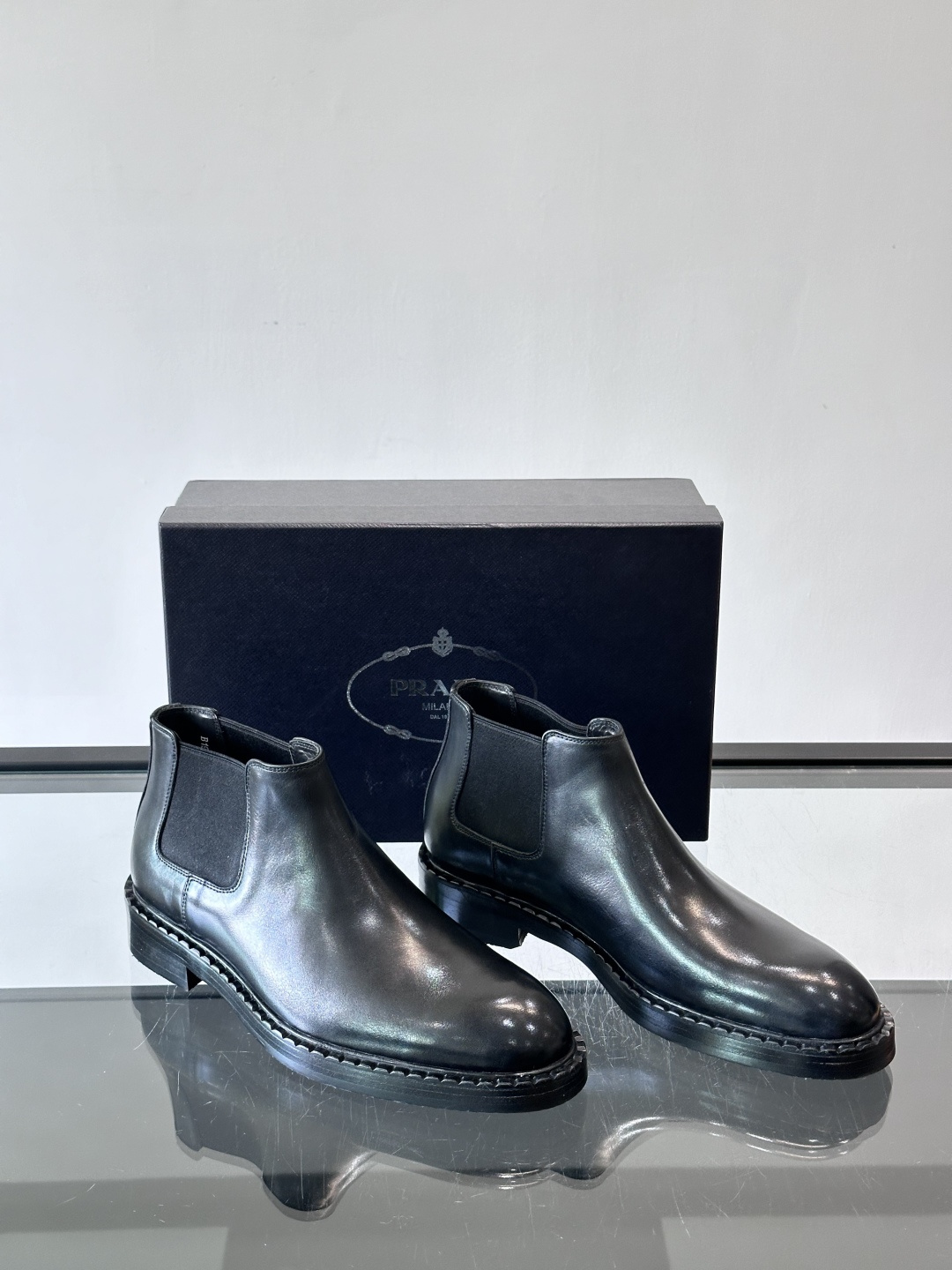 Prad*男士切尔西靴，选用真皮，超有质感，厚底设计增高又舒适。一脚蹬+弹性侧边，穿脱超方便，通勤休闲都