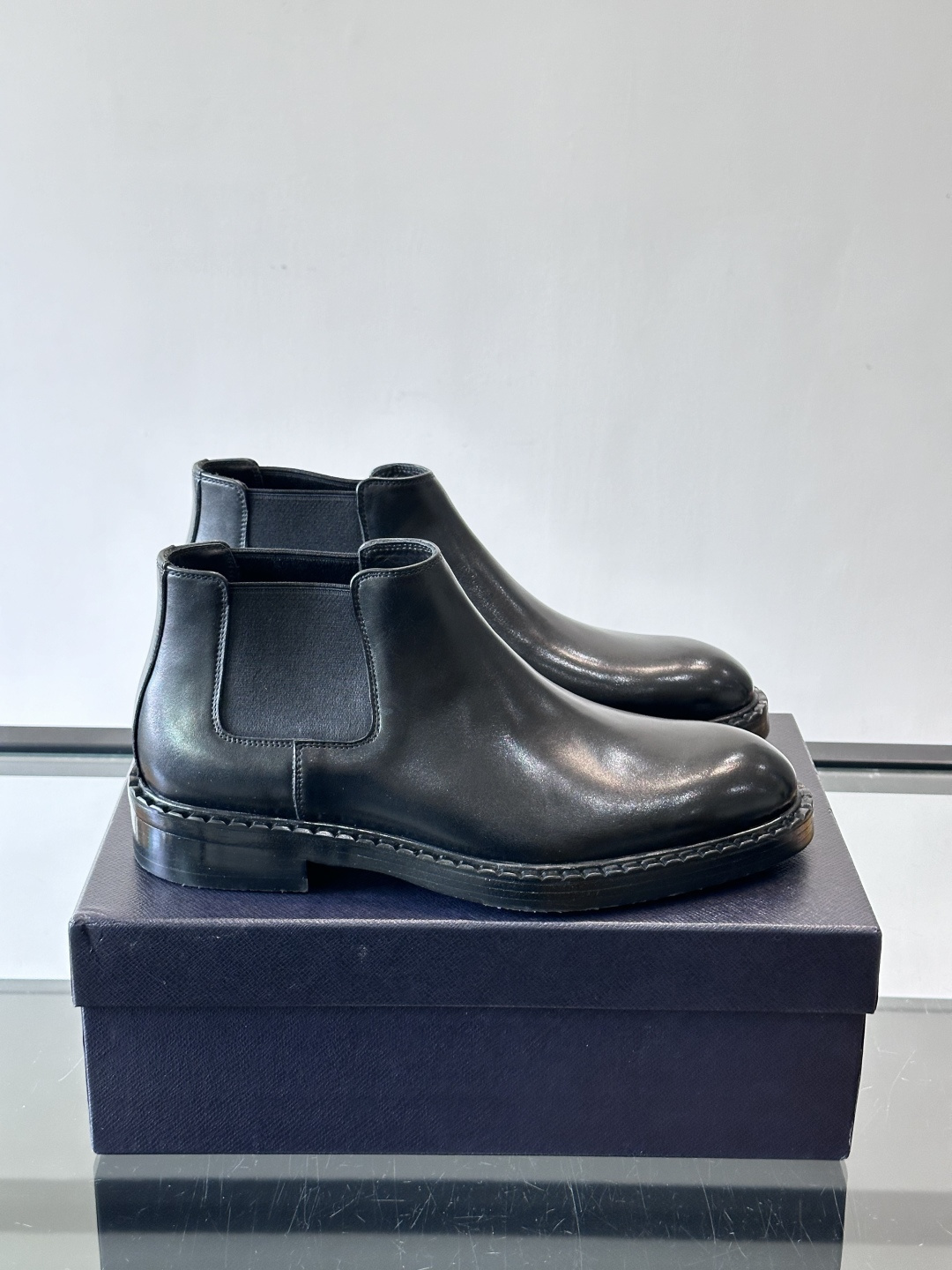 Prad*男士切尔西靴，选用真皮，超有质感，厚底设计增高又舒适。一脚蹬+弹性侧边，穿脱超方便，通勤休闲都
