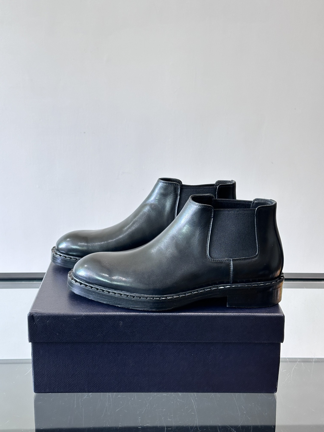 Prad*男士切尔西靴，选用真皮，超有质感，厚底设计增高又舒适。一脚蹬+弹性侧边，穿脱超方便，通勤休闲都