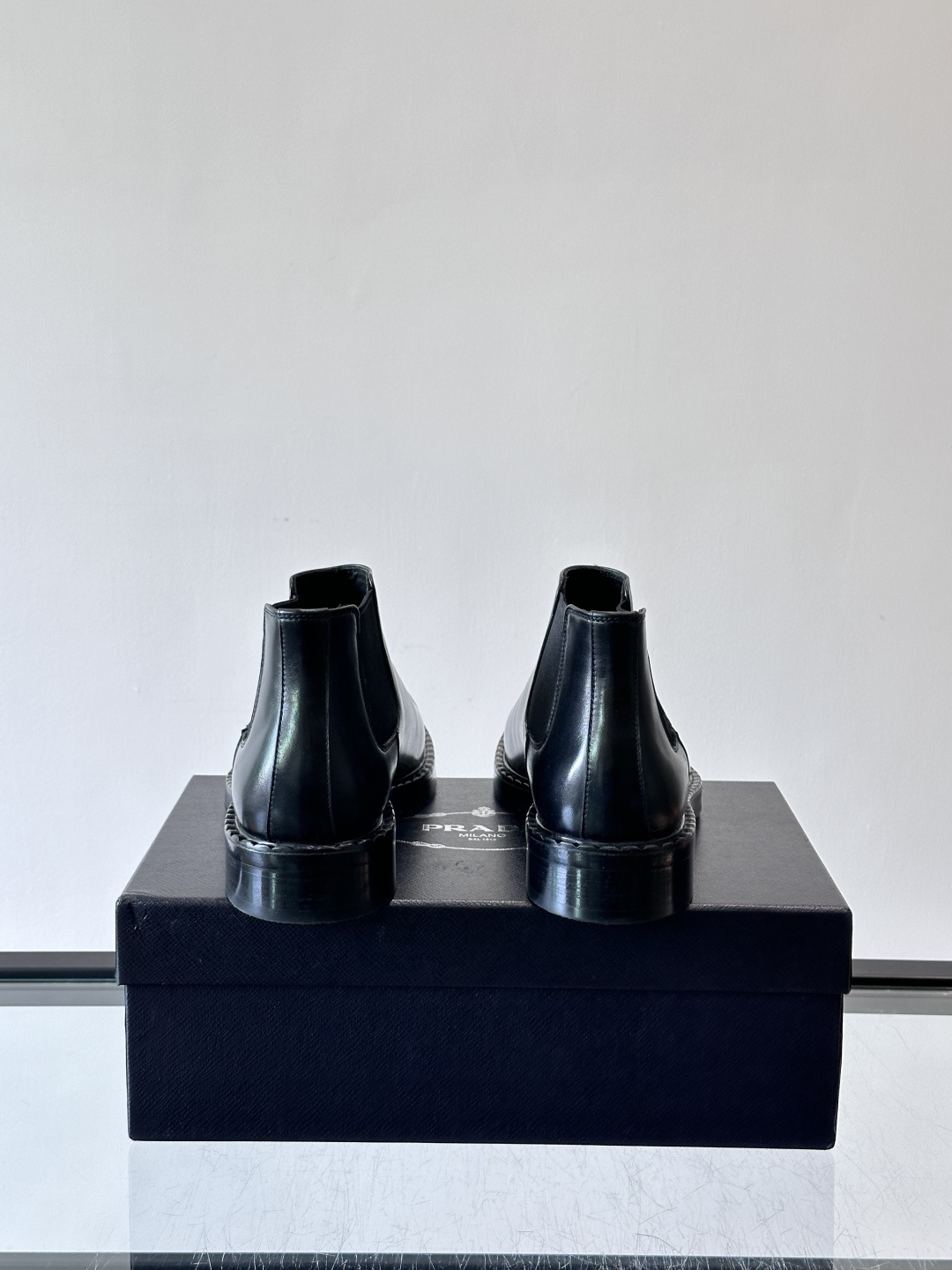 Prad*男士切尔西靴，选用真皮，超有质感，厚底设计增高又舒适。一脚蹬+弹性侧边，穿脱超方便，通勤休闲都