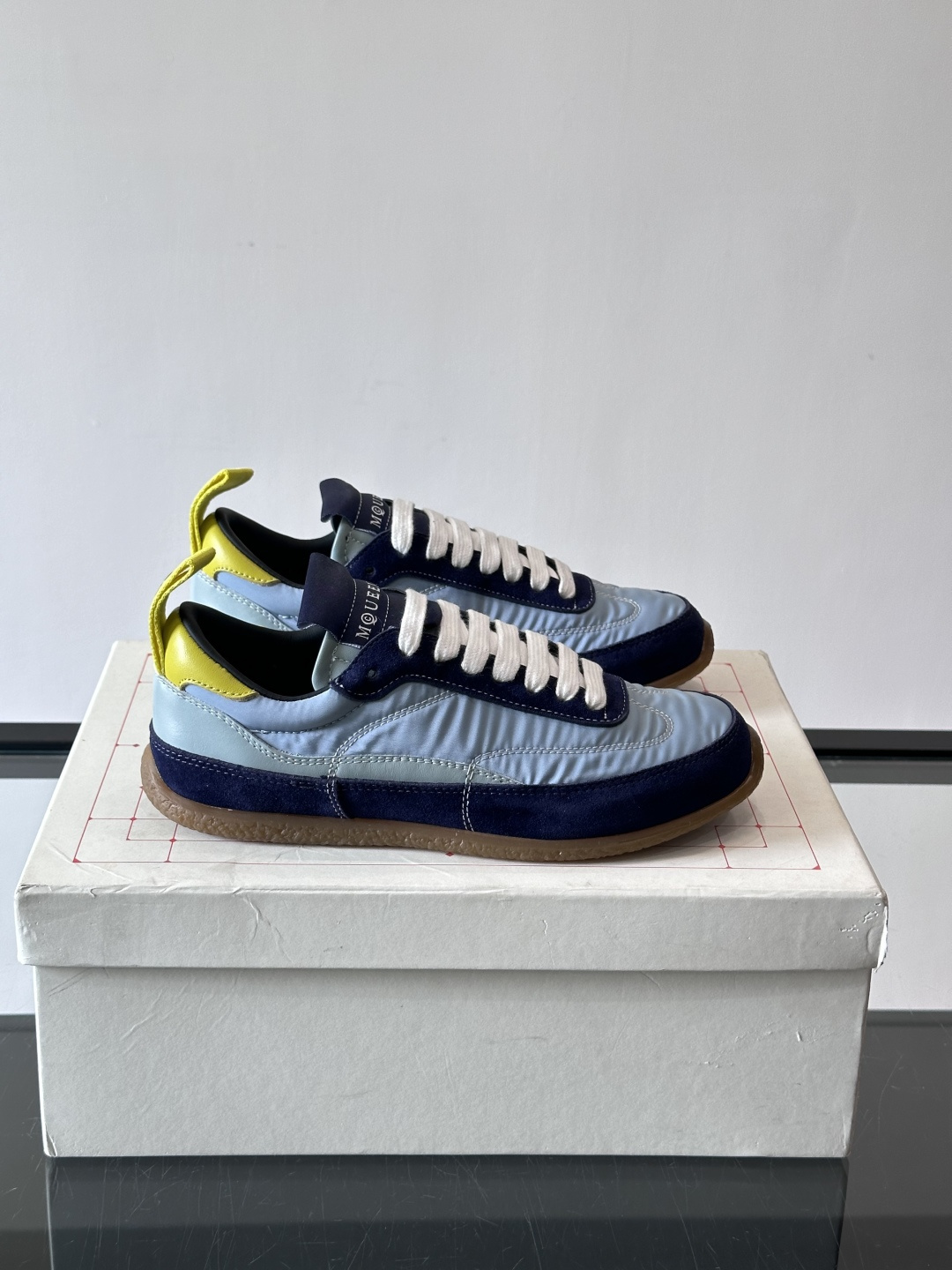 MQ麦昆拼色运动鞋，复古跑鞋风格，绒面+皮革拼接，层次感满满✨。橡胶鞋底耐磨抓地力强，日常穿搭或轻运动都