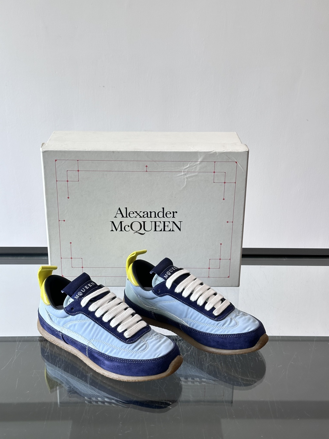 MQ麦昆拼色运动鞋，复古跑鞋风格，绒面+皮革拼接，层次感满满✨。橡胶鞋底耐磨抓地力强，日常穿搭或轻运动都