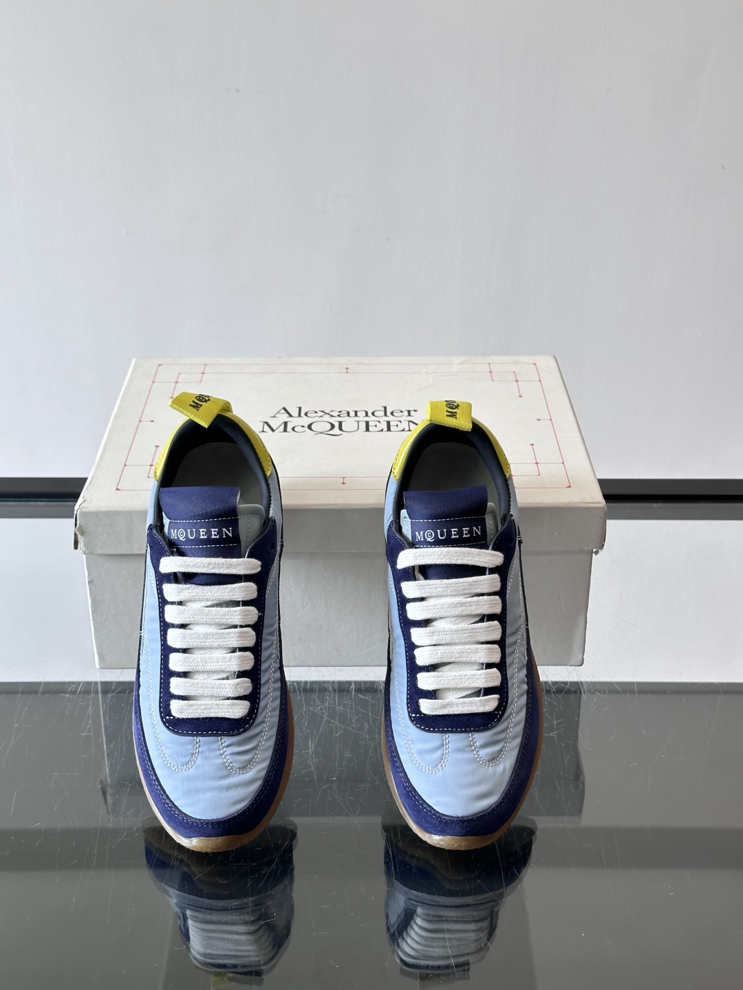 MQ麦昆拼色运动鞋，复古跑鞋风格，绒面+皮革拼接，层次感满满✨。橡胶鞋底耐磨抓地力强，日常穿搭或轻运动都