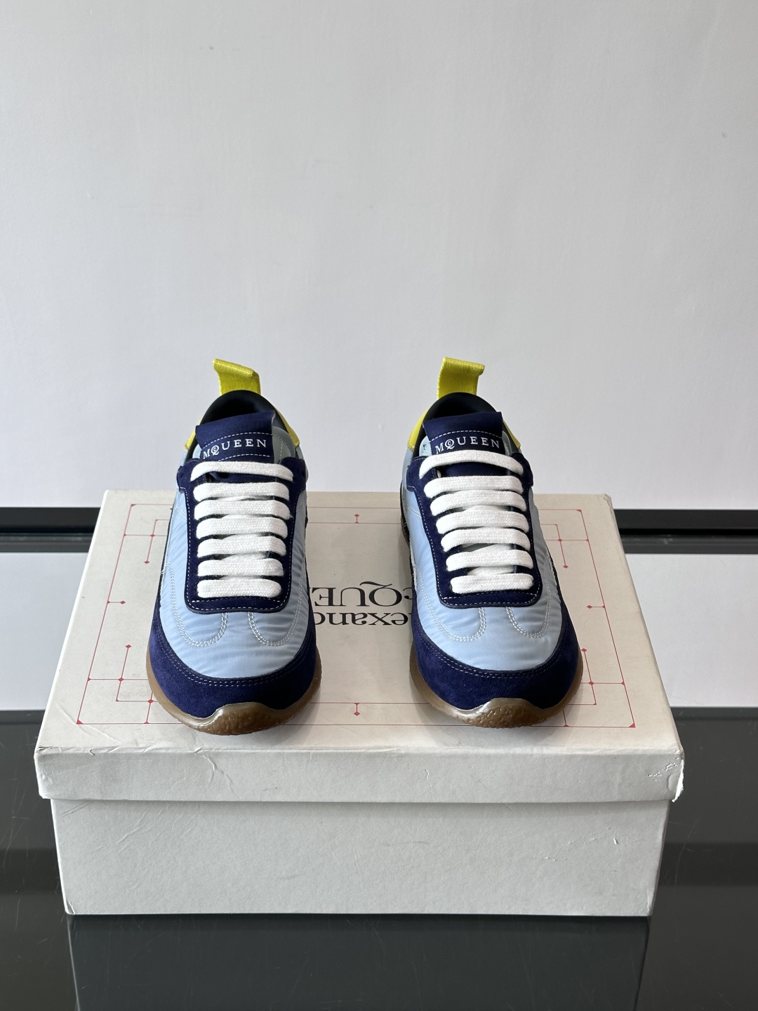 MQ麦昆拼色运动鞋，复古跑鞋风格，绒面+皮革拼接，层次感满满✨。橡胶鞋底耐磨抓地力强，日常穿搭或轻运动都