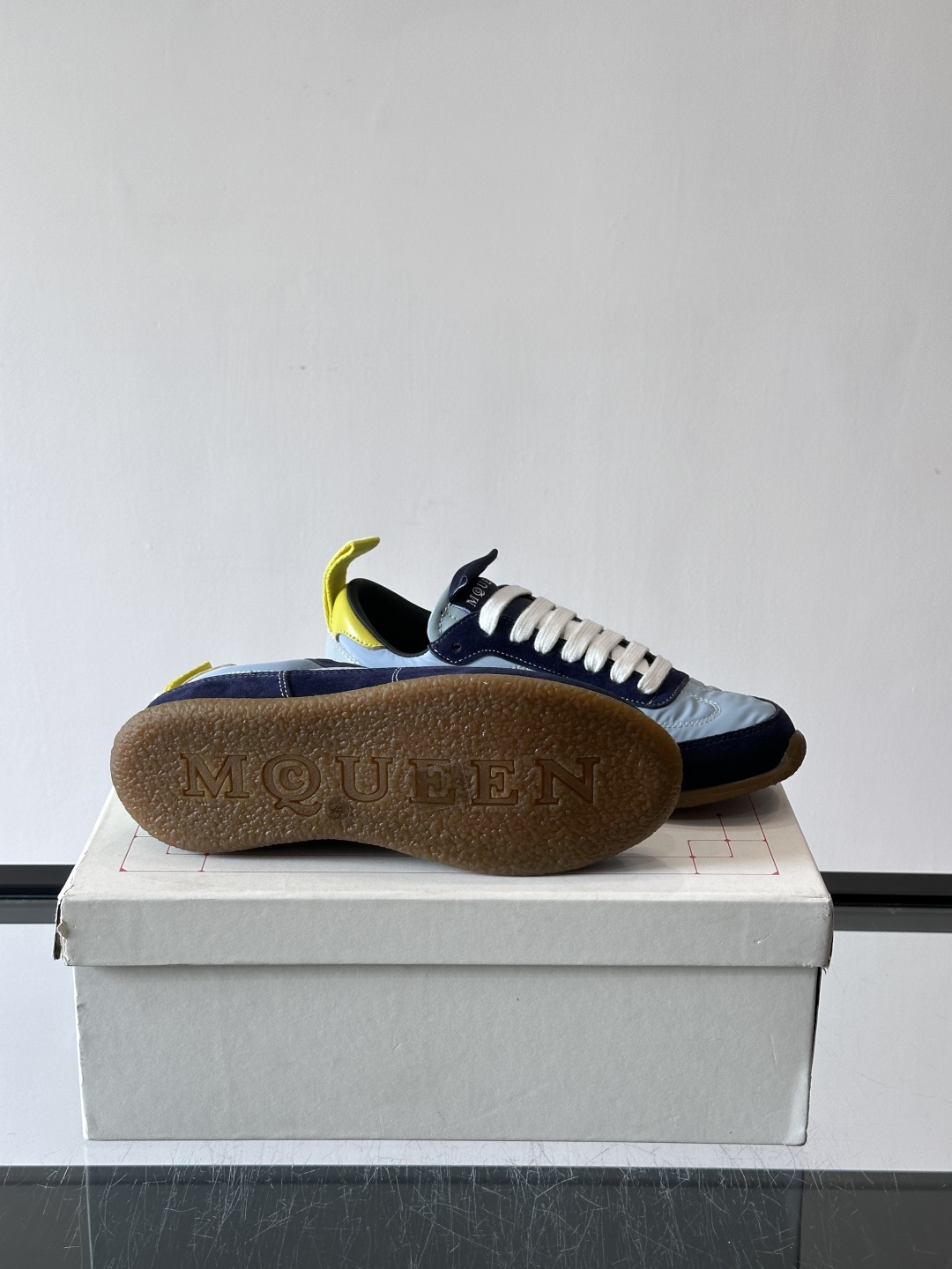 MQ麦昆拼色运动鞋，复古跑鞋风格，绒面+皮革拼接，层次感满满✨。橡胶鞋底耐磨抓地力强，日常穿搭或轻运动都