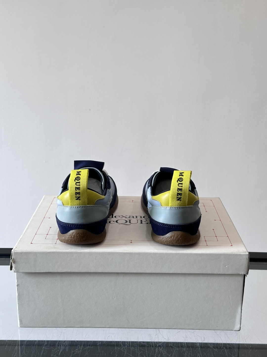 MQ麦昆拼色运动鞋，复古跑鞋风格，绒面+皮革拼接，层次感满满✨。橡胶鞋底耐磨抓地力强，日常穿搭或轻运动都