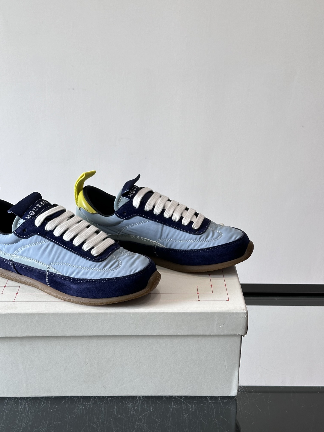 MQ麦昆拼色运动鞋，复古跑鞋风格，绒面+皮革拼接，层次感满满✨。橡胶鞋底耐磨抓地力强，日常穿搭或轻运动都