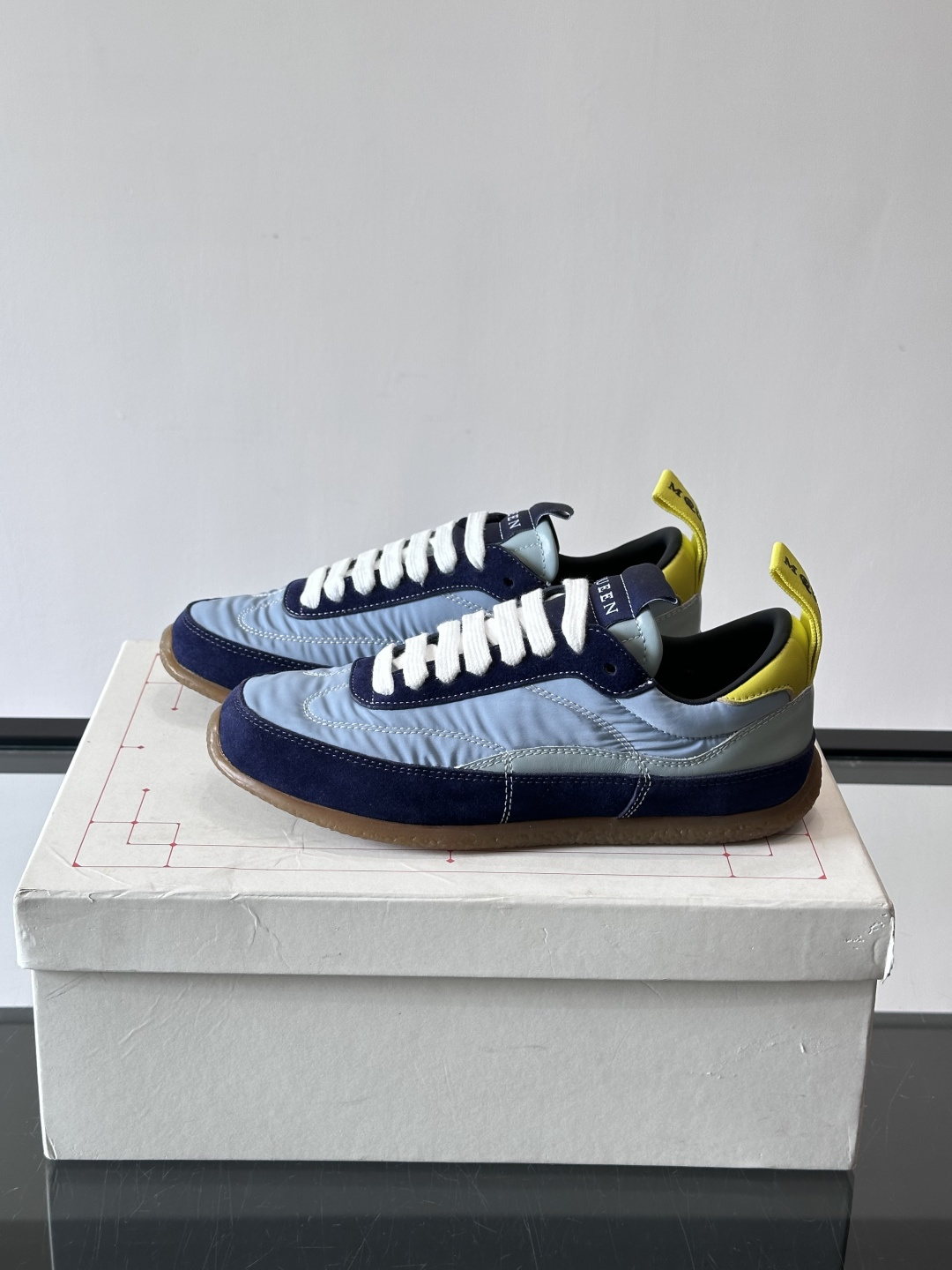 MQ麦昆拼色运动鞋，复古跑鞋风格，绒面+皮革拼接，层次感满满✨。橡胶鞋底耐磨抓地力强，日常穿搭或轻运动都