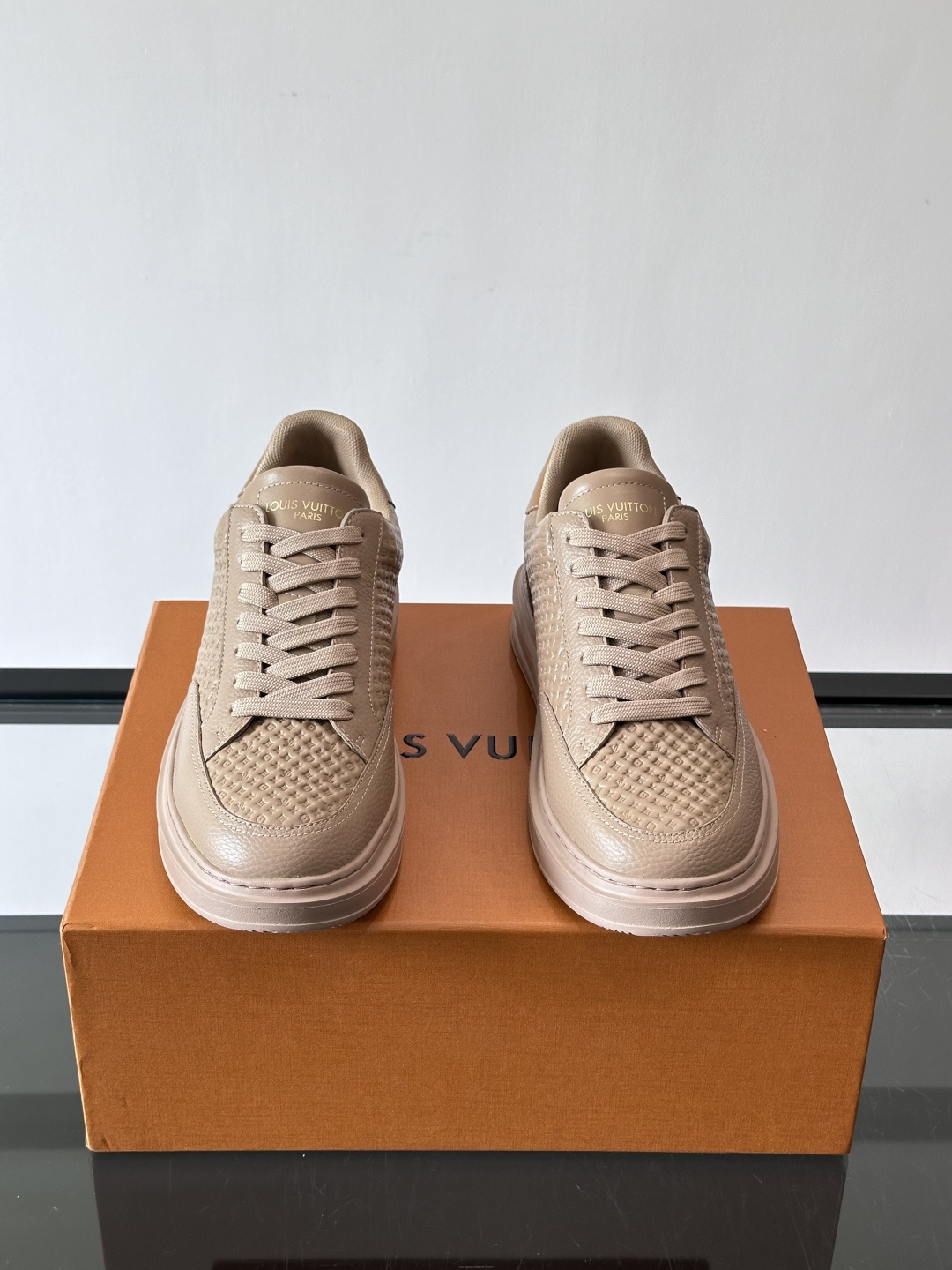 LV Beverly男士休闲鞋，经典Monogram老花压纹，质感细腻又高级；。厚底设计悄悄增高约4cm