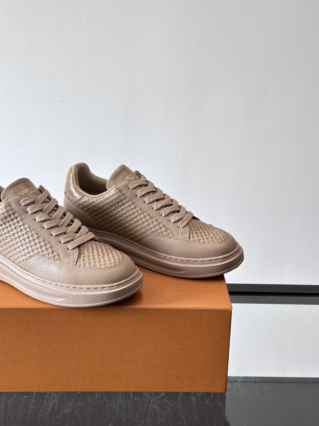 LV Beverly男士休闲鞋，经典Monogram老花压纹，质感细腻又高级；。厚底设计悄悄增高约4cm