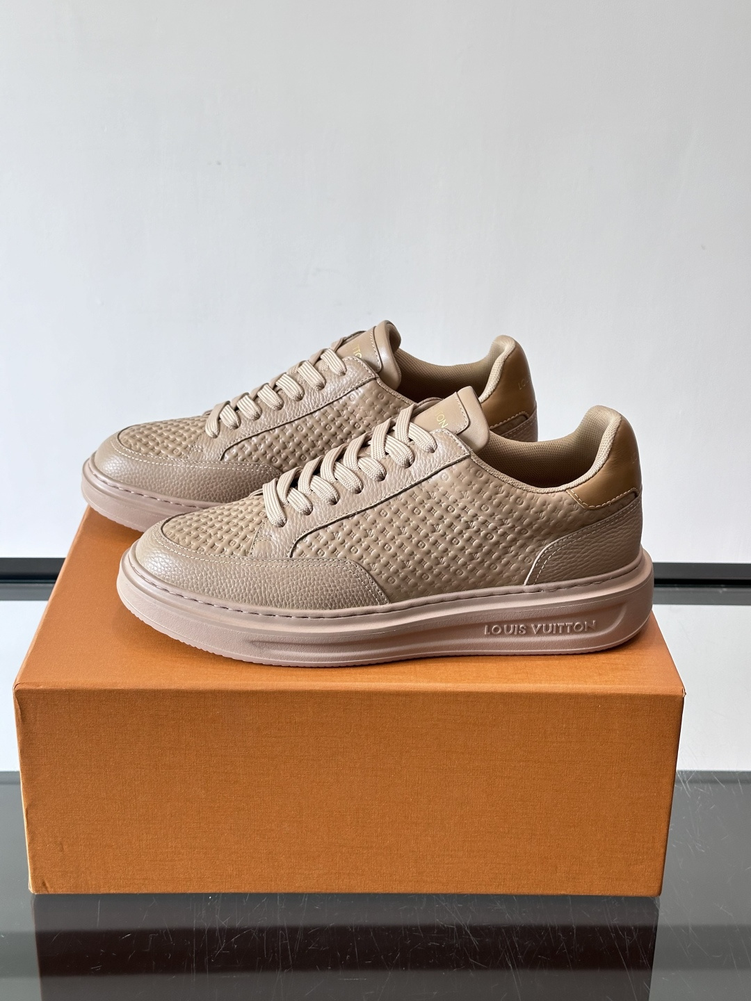 LV Beverly男士休闲鞋，经典Monogram老花压纹，质感细腻又高级；。厚底设计悄悄增高约4cm