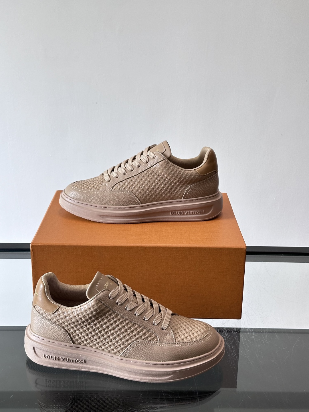 LV Beverly男士休闲鞋，经典Monogram老花压纹，质感细腻又高级；。厚底设计悄悄增高约4cm