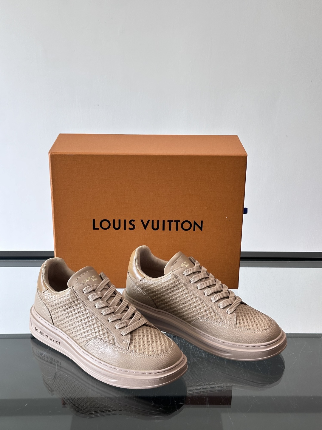 LV Beverly男士休闲鞋，经典Monogram老花压纹，质感细腻又高级；。厚底设计悄悄增高约4cm