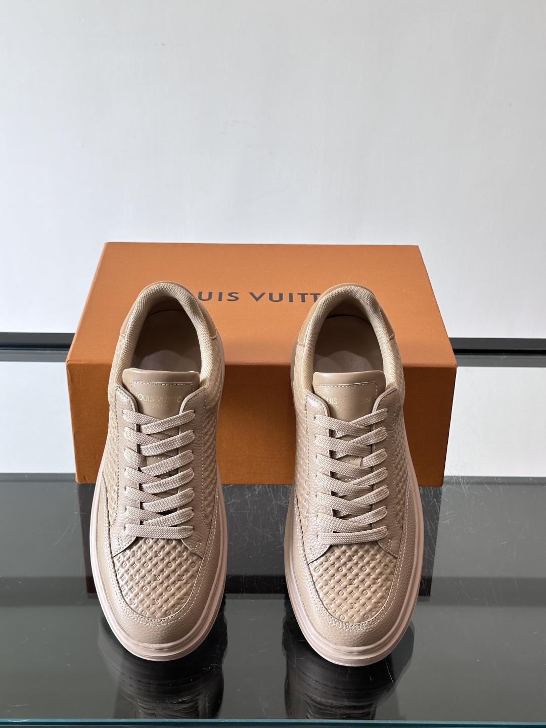 LV Beverly男士休闲鞋，经典Monogram老花压纹，质感细腻又高级；。厚底设计悄悄增高约4cm