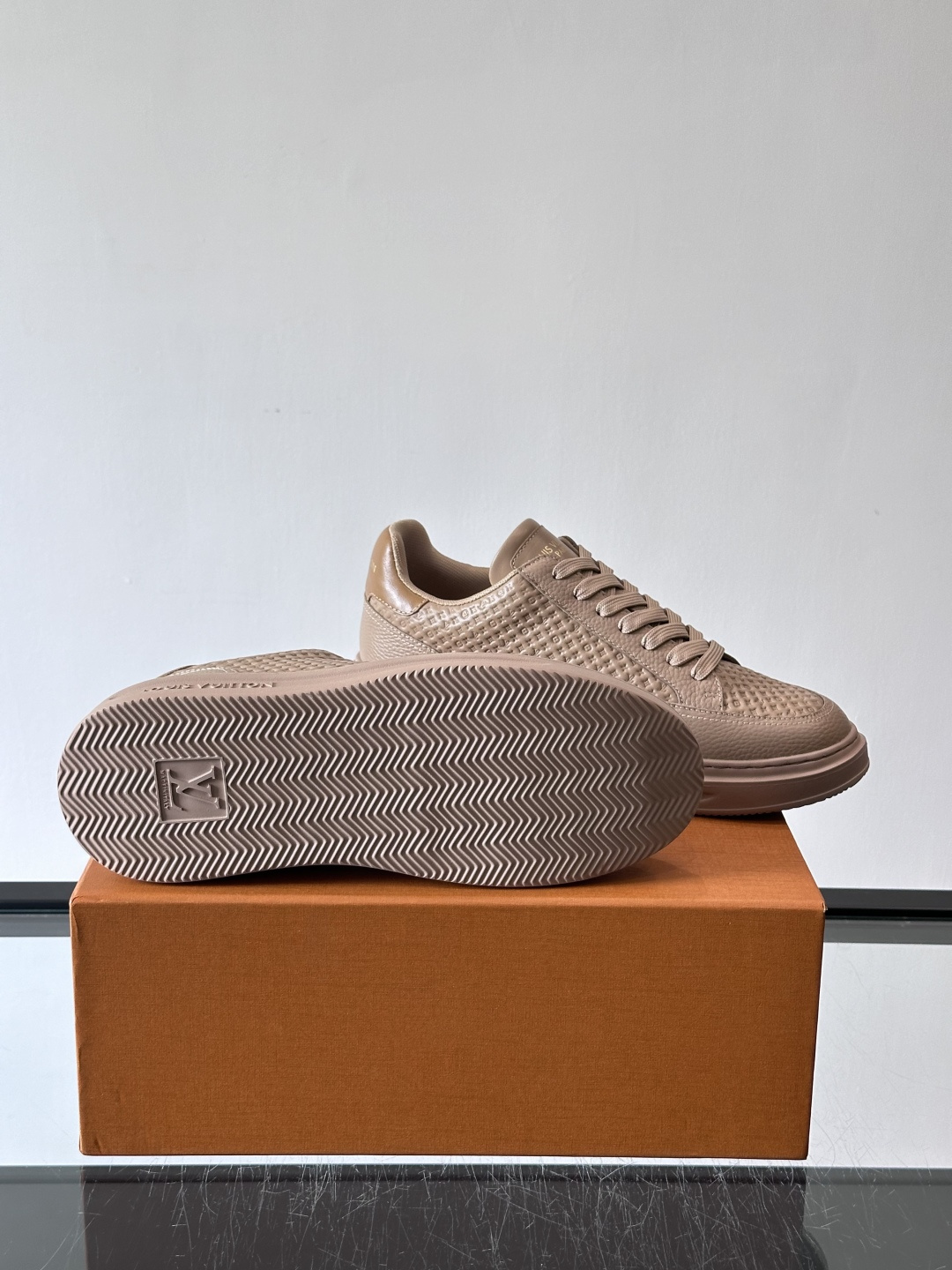 LV Beverly男士休闲鞋，经典Monogram老花压纹，质感细腻又高级；。厚底设计悄悄增高约4cm