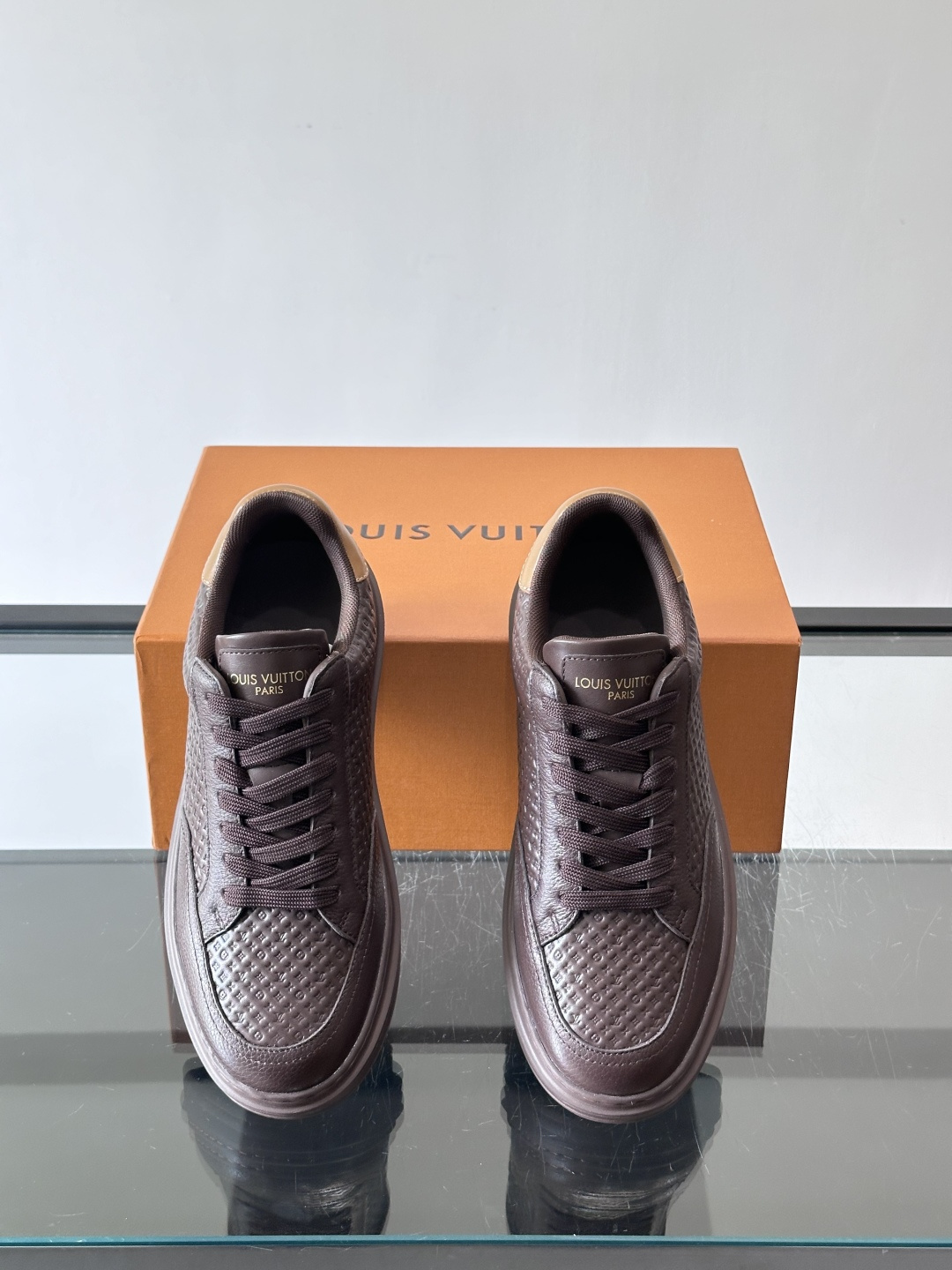 LV Beverly男士休闲鞋，经典Monogram老花压纹，质感细腻又高级；。厚底设计悄悄增高约4cm