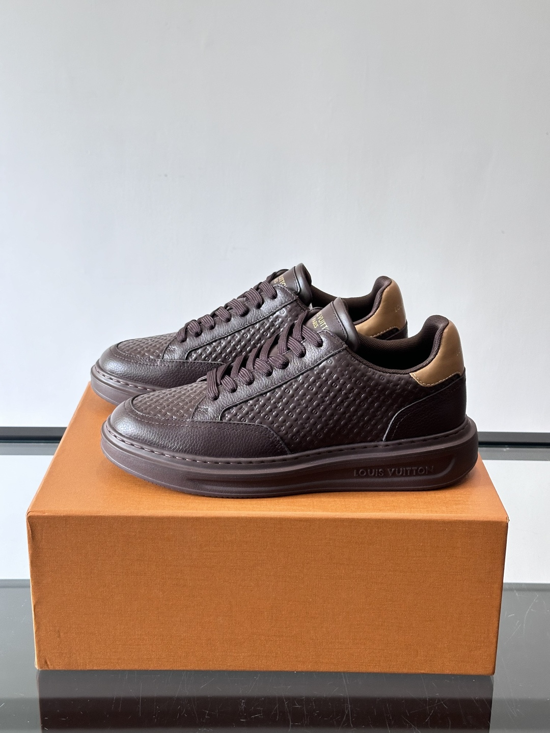 LV Beverly男士休闲鞋，经典Monogram老花压纹，质感细腻又高级；。厚底设计悄悄增高约4cm