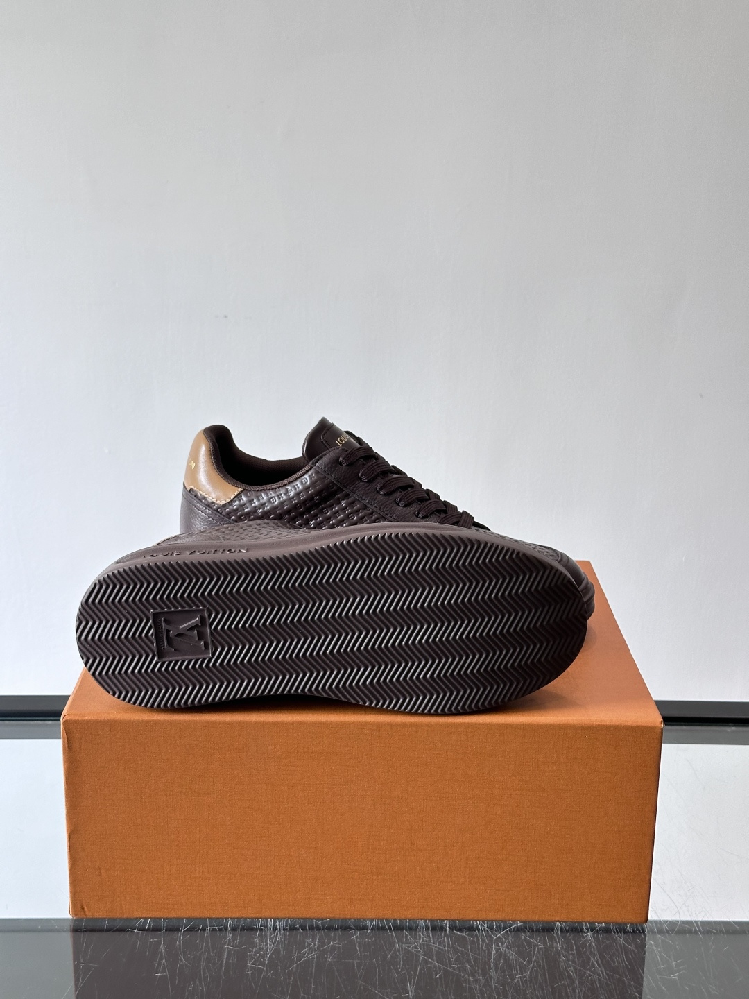 LV Beverly男士休闲鞋，经典Monogram老花压纹，质感细腻又高级；。厚底设计悄悄增高约4cm