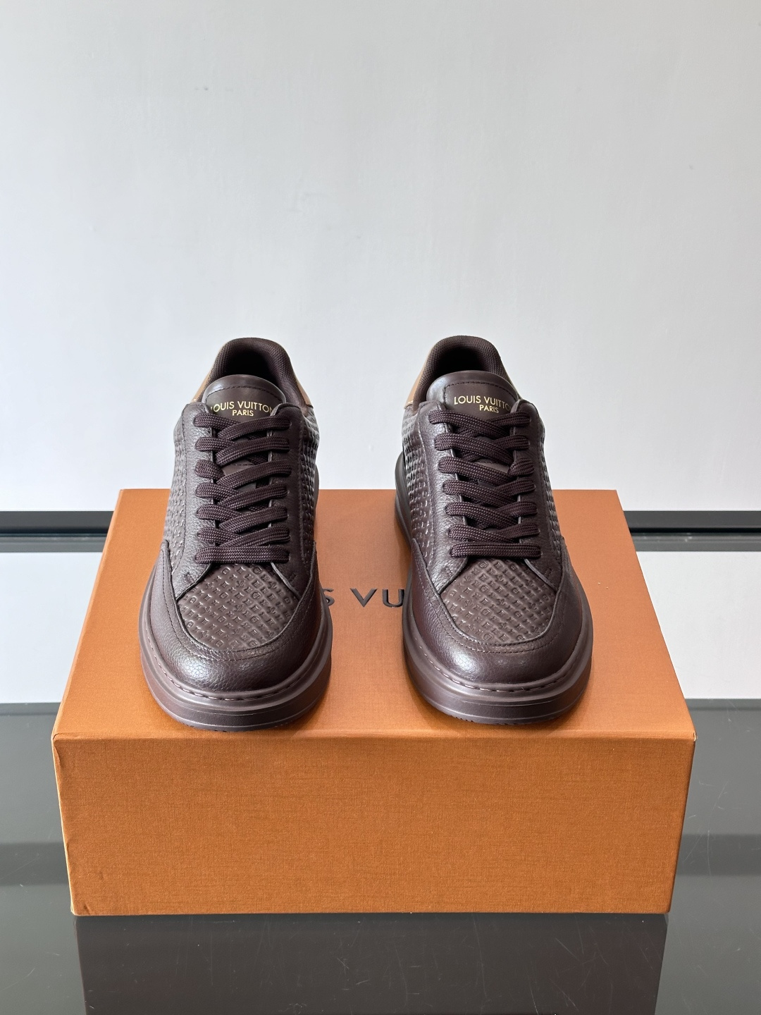 LV Beverly男士休闲鞋，经典Monogram老花压纹，质感细腻又高级；。厚底设计悄悄增高约4cm