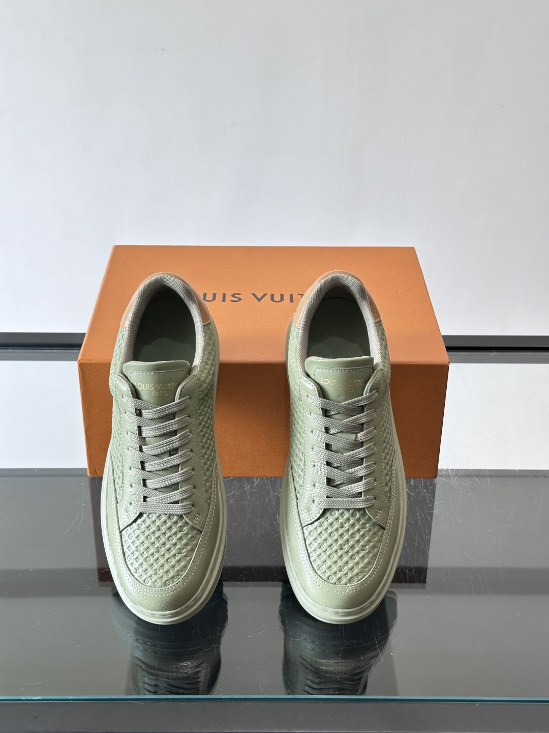 LV Beverly男士休闲鞋，经典Monogram老花压纹，质感细腻又高级；。厚底设计悄悄增高约4cm