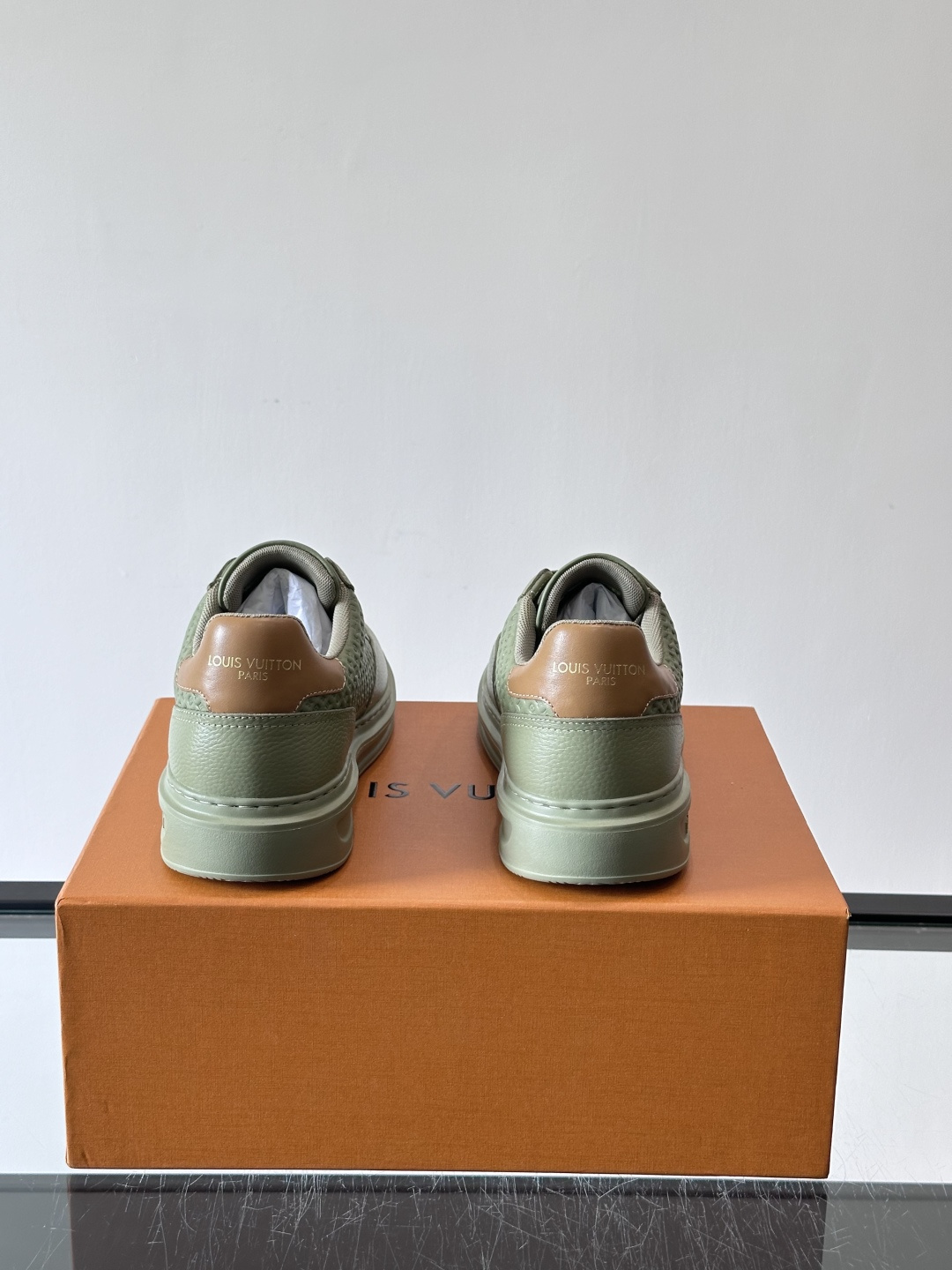 LV Beverly男士休闲鞋，经典Monogram老花压纹，质感细腻又高级；。厚底设计悄悄增高约4cm