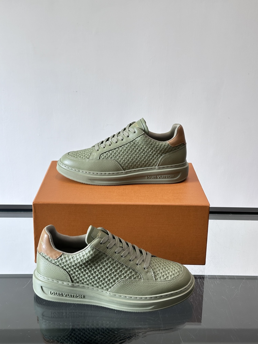 LV Beverly男士休闲鞋，经典Monogram老花压纹，质感细腻又高级；。厚底设计悄悄增高约4cm