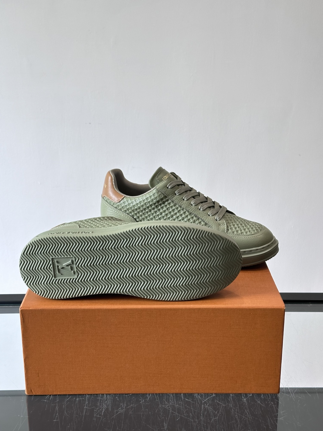 LV Beverly男士休闲鞋，经典Monogram老花压纹，质感细腻又高级；。厚底设计悄悄增高约4cm