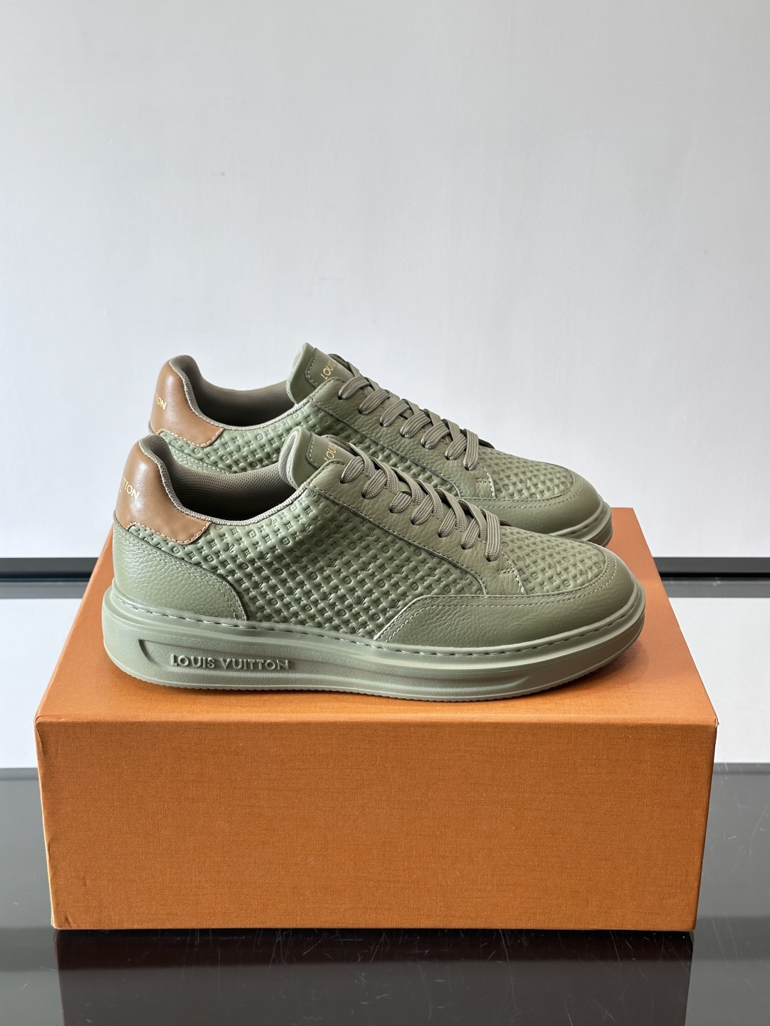 LV Beverly男士休闲鞋，经典Monogram老花压纹，质感细腻又高级；。厚底设计悄悄增高约4cm