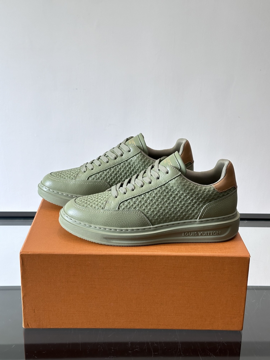 LV Beverly男士休闲鞋，经典Monogram老花压纹，质感细腻又高级；。厚底设计悄悄增高约4cm