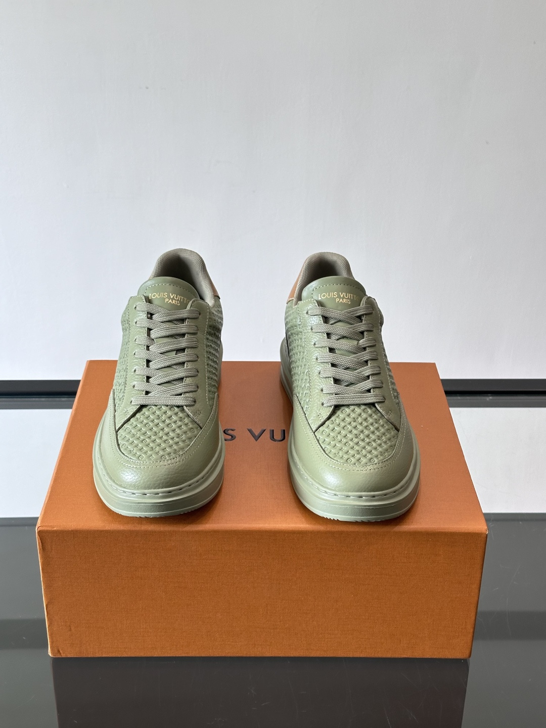 LV Beverly男士休闲鞋，经典Monogram老花压纹，质感细腻又高级；。厚底设计悄悄增高约4cm