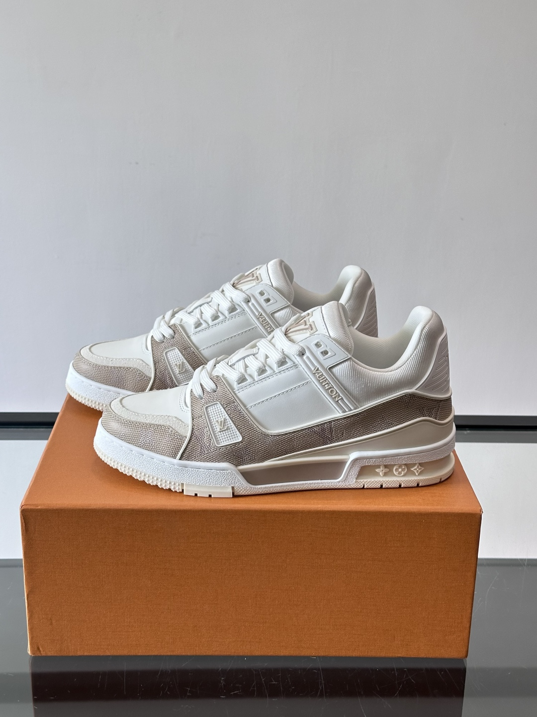 驴家 新配色 trainer运动鞋，本款 LV Trainer 运动鞋取材柔软粒面小牛皮，呈现纯净色调，