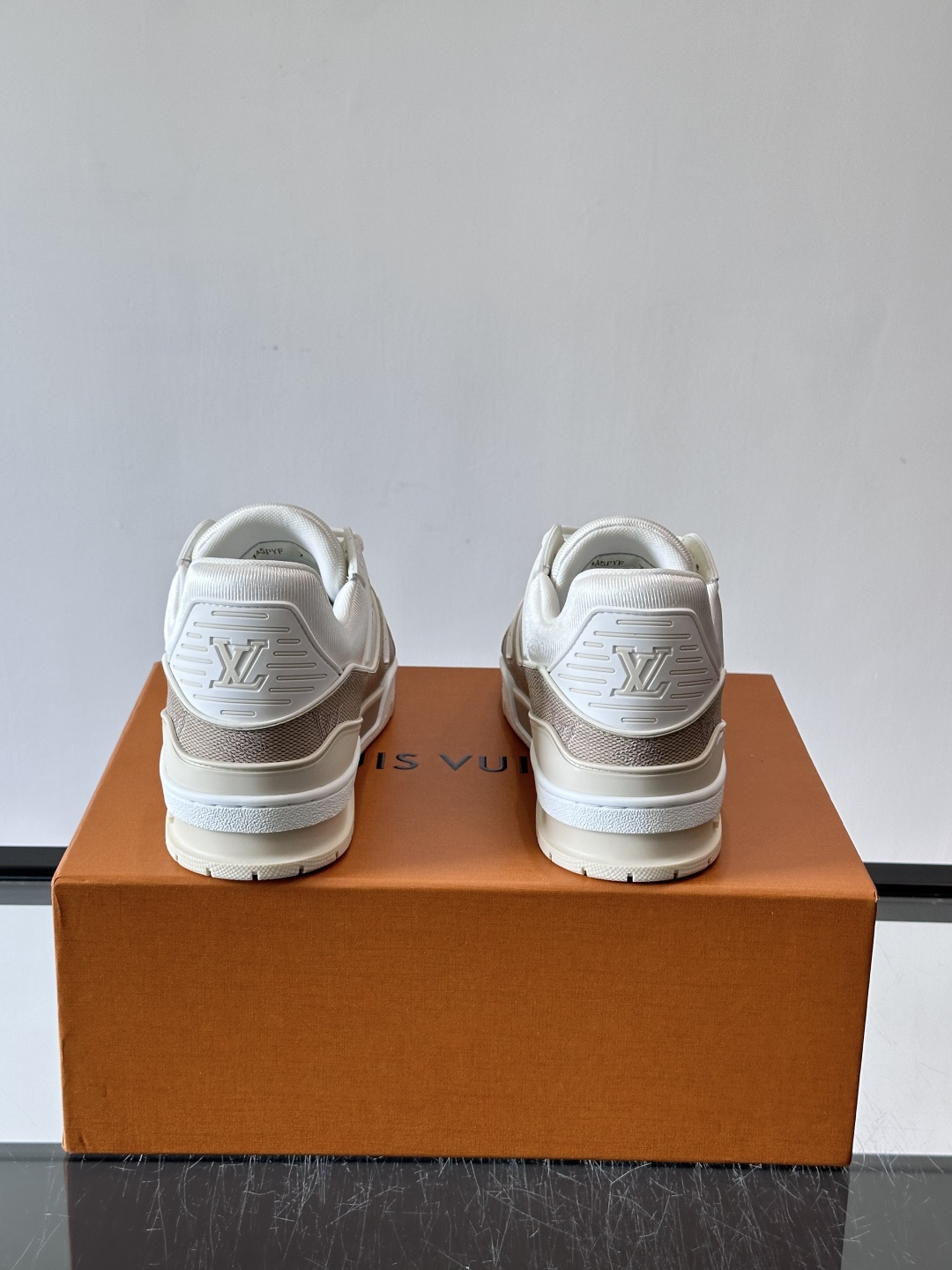 驴家 新配色 trainer运动鞋，本款 LV Trainer 运动鞋取材柔软粒面小牛皮，呈现纯净色调，