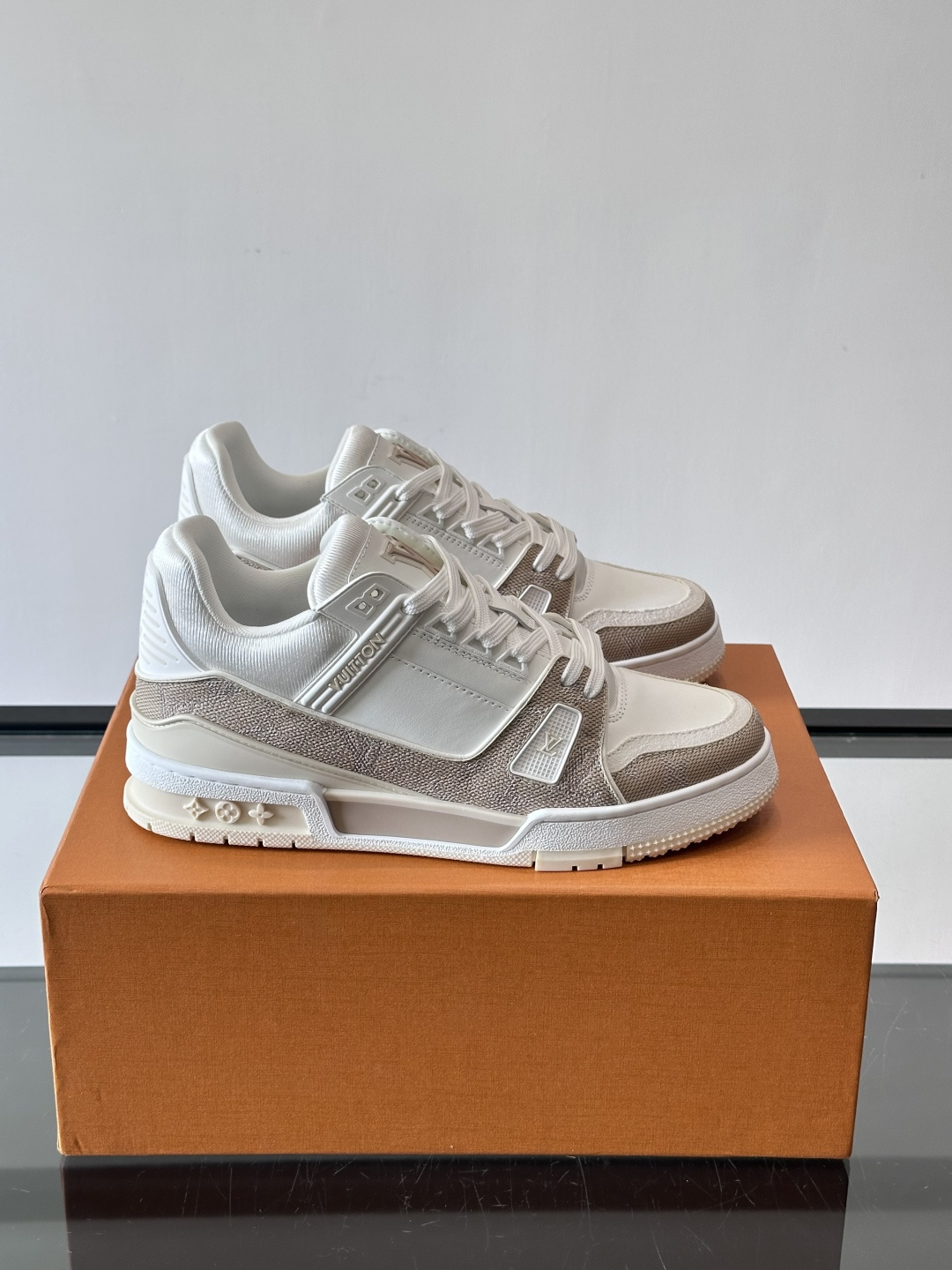 驴家 新配色 trainer运动鞋，本款 LV Trainer 运动鞋取材柔软粒面小牛皮，呈现纯净色调，