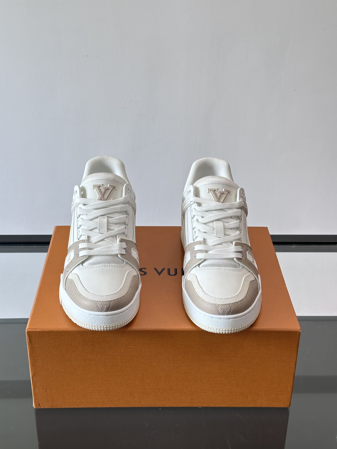 驴家 新配色 trainer运动鞋，本款 LV Trainer 运动鞋取材柔软粒面小牛皮，呈现纯净色调，