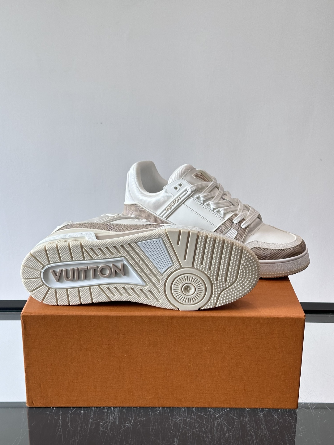 驴家 新配色 trainer运动鞋，本款 LV Trainer 运动鞋取材柔软粒面小牛皮，呈现纯净色调，