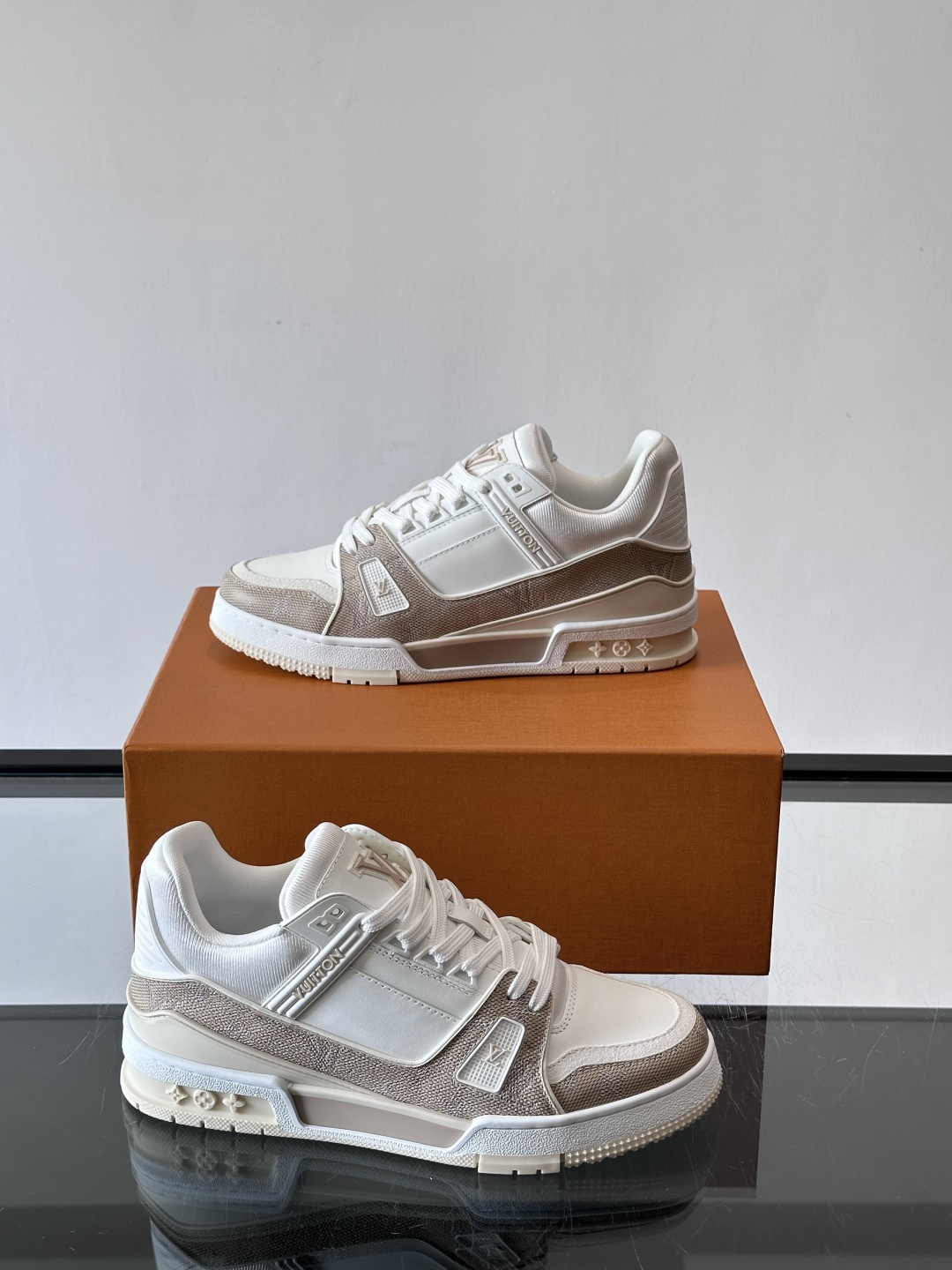 驴家 新配色 trainer运动鞋，本款 LV Trainer 运动鞋取材柔软粒面小牛皮，呈现纯净色调，