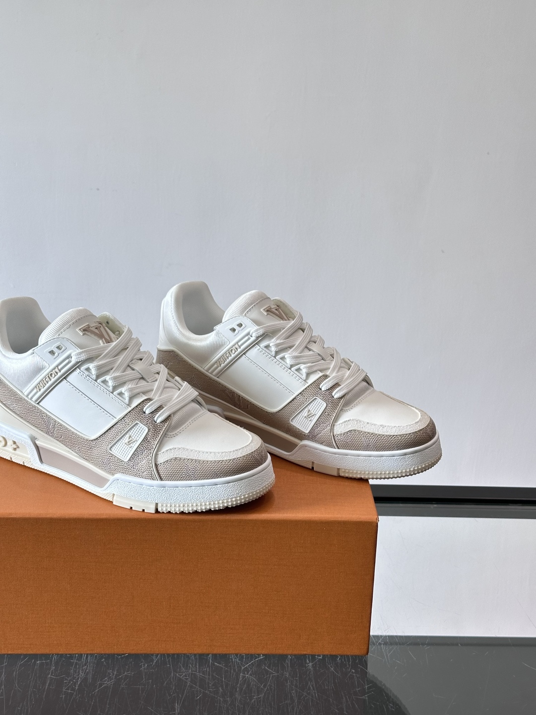 驴家 新配色 trainer运动鞋，本款 LV Trainer 运动鞋取材柔软粒面小牛皮，呈现纯净色调，