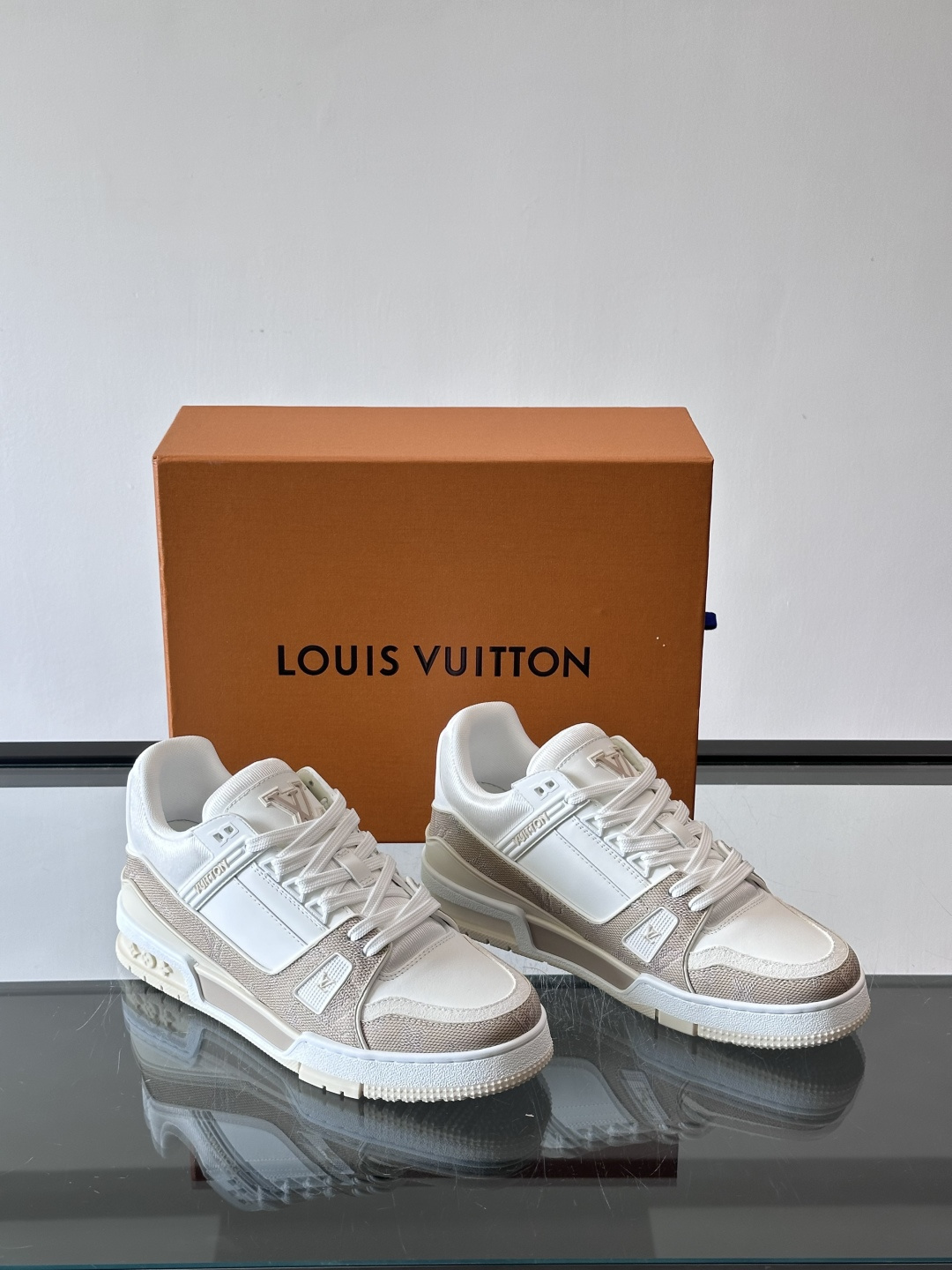 驴家 新配色 trainer运动鞋，本款 LV Trainer 运动鞋取材柔软粒面小牛皮，呈现纯净色调，