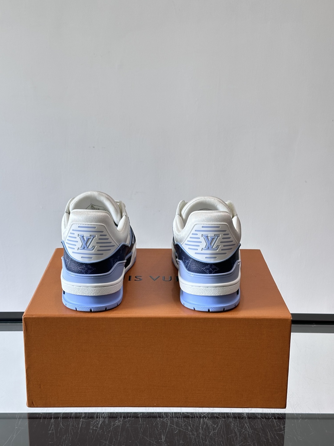 驴家 新配色 trainer运动鞋，本款 LV Trainer 运动鞋取材柔软粒面小牛皮，呈现纯净色调，