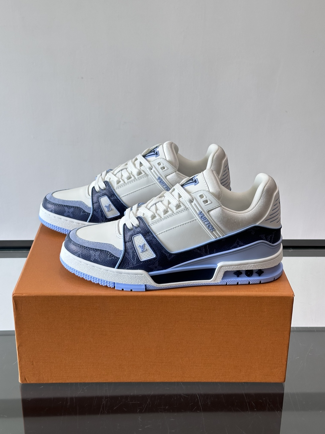 驴家 新配色 trainer运动鞋，本款 LV Trainer 运动鞋取材柔软粒面小牛皮，呈现纯净色调，