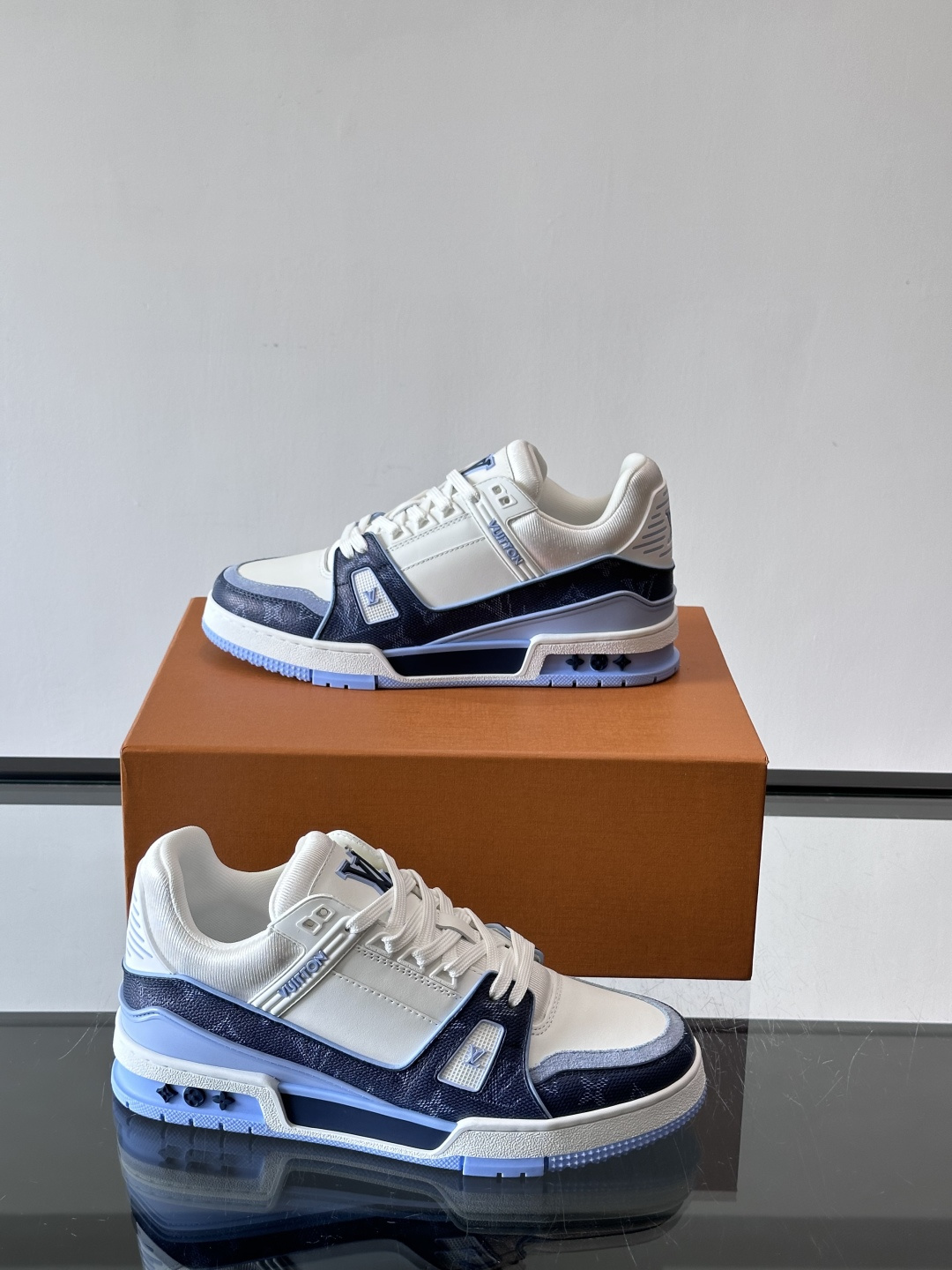 驴家 新配色 trainer运动鞋，本款 LV Trainer 运动鞋取材柔软粒面小牛皮，呈现纯净色调，