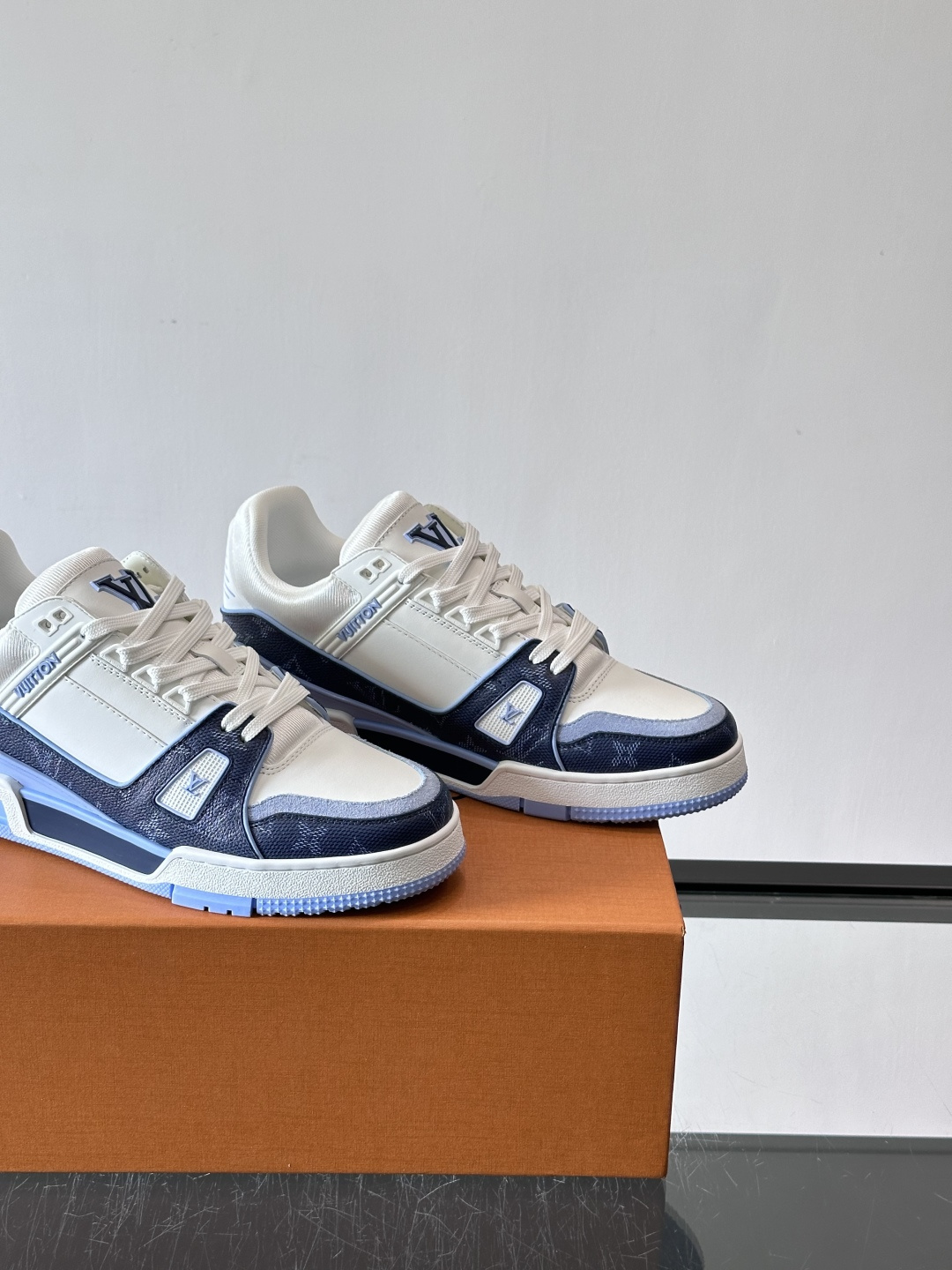 驴家 新配色 trainer运动鞋，本款 LV Trainer 运动鞋取材柔软粒面小牛皮，呈现纯净色调，