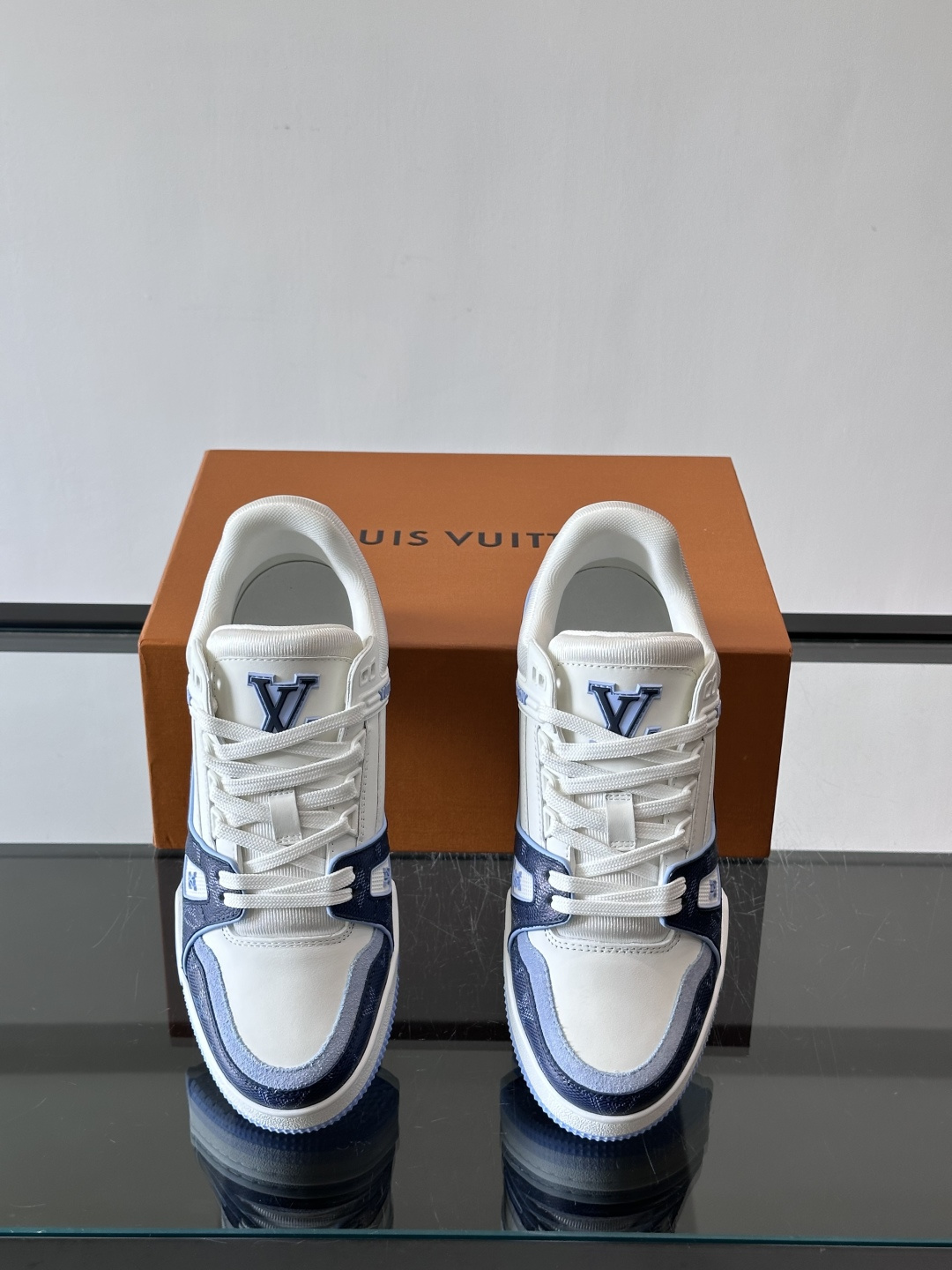 驴家 新配色 trainer运动鞋，本款 LV Trainer 运动鞋取材柔软粒面小牛皮，呈现纯净色调，