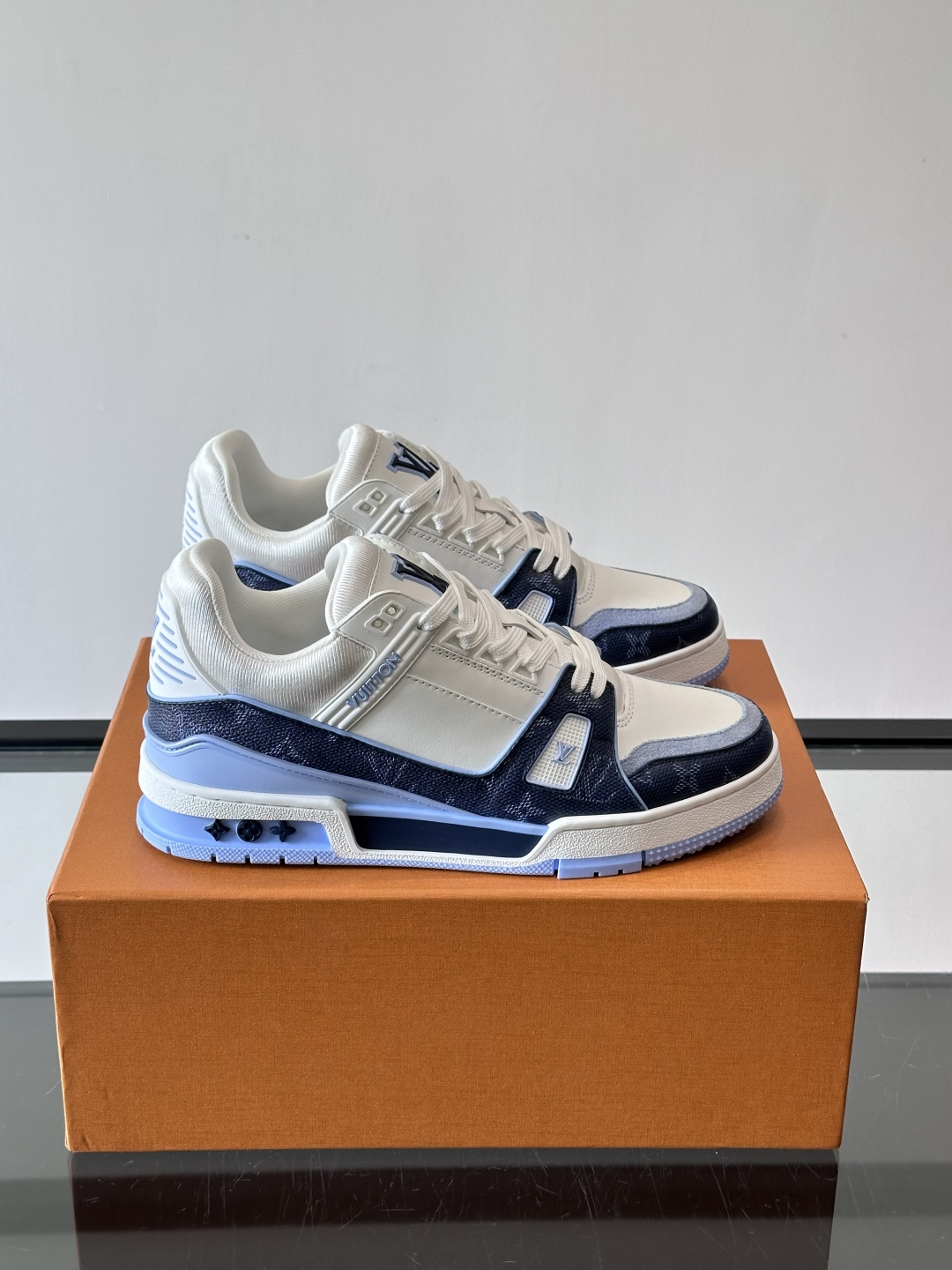 驴家 新配色 trainer运动鞋，本款 LV Trainer 运动鞋取材柔软粒面小牛皮，呈现纯净色调，