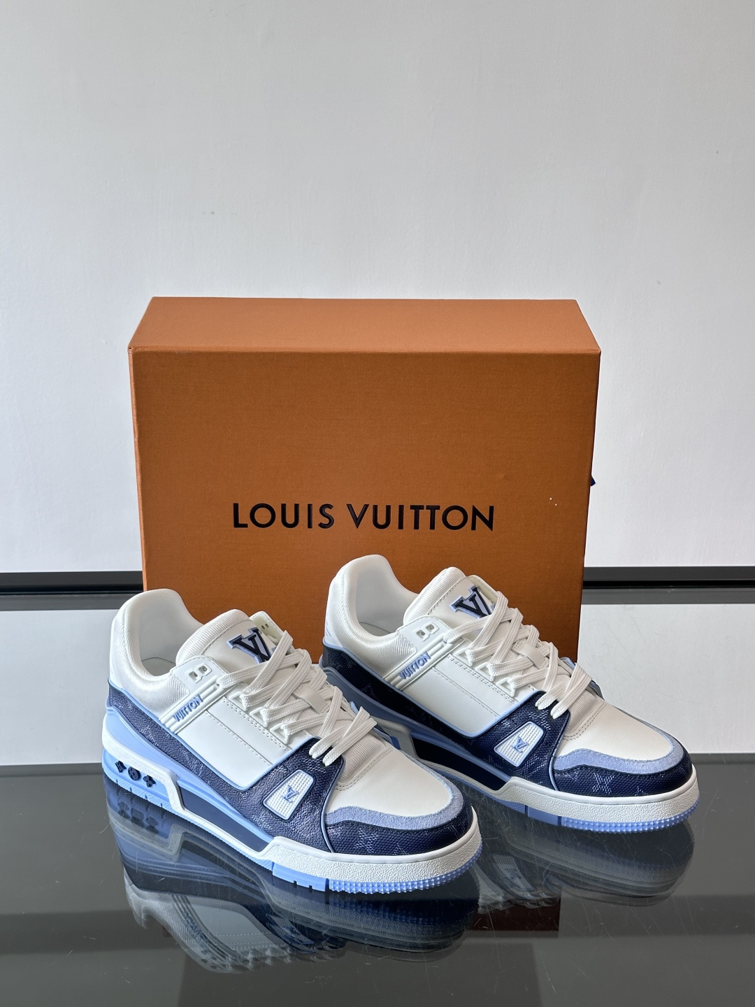 驴家 新配色 trainer运动鞋，本款 LV Trainer 运动鞋取材柔软粒面小牛皮，呈现纯净色调，